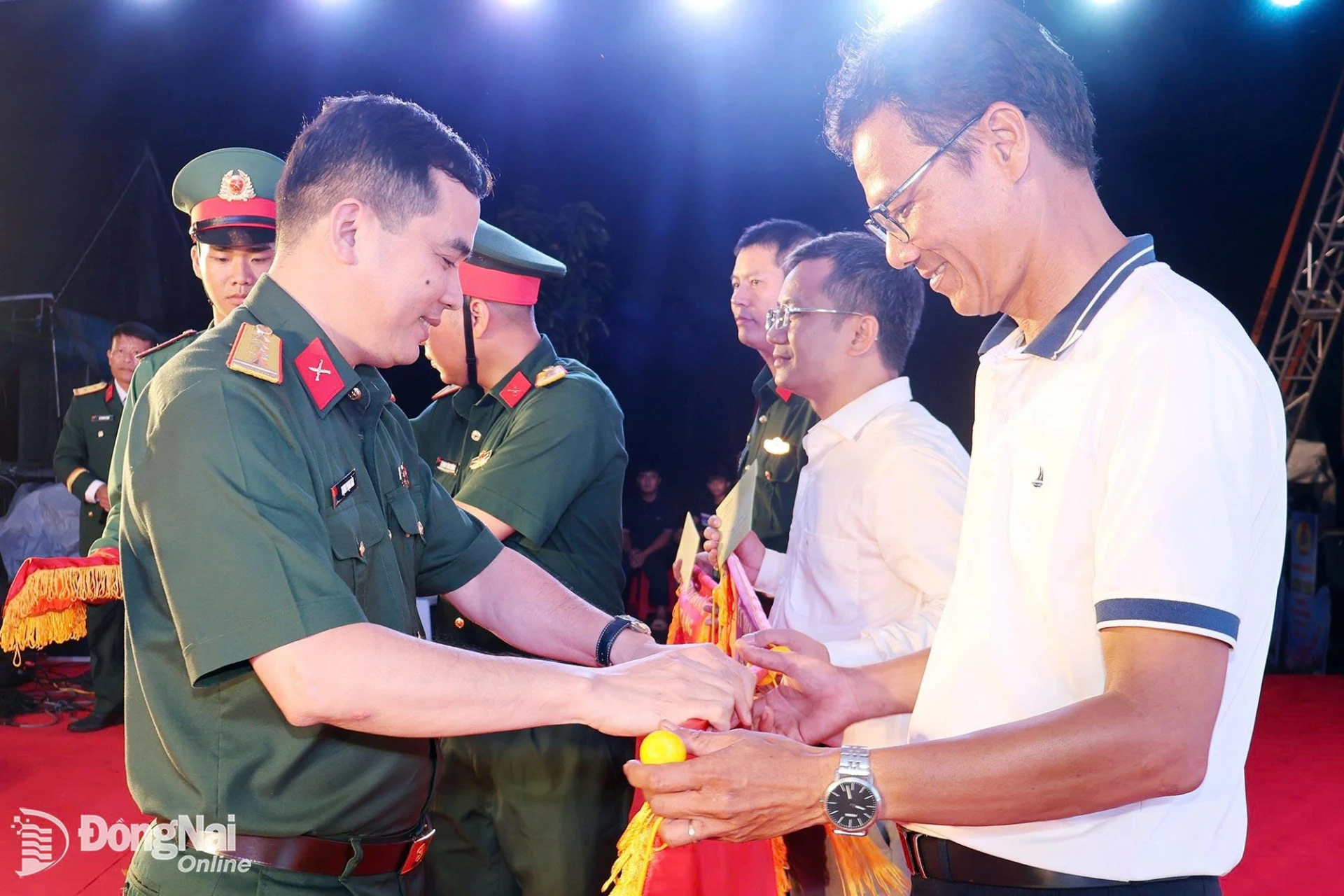 Đại tá Trịnh Phạm Hòa, Bí thư Đảng ủy, Phó Tư lệnh Binh đoàn 16 trao giải nhất cho đội đến từ Liên đoàn Lao động Đồng Nai.