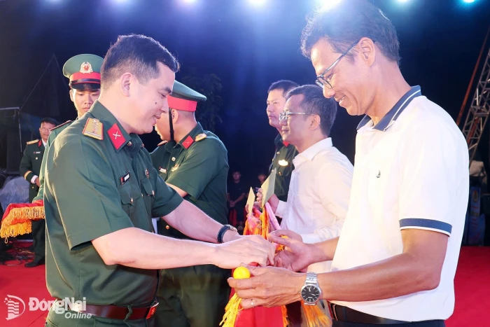 Đưa pháp luật đến cán bộ, chiến sĩ và nhân dân