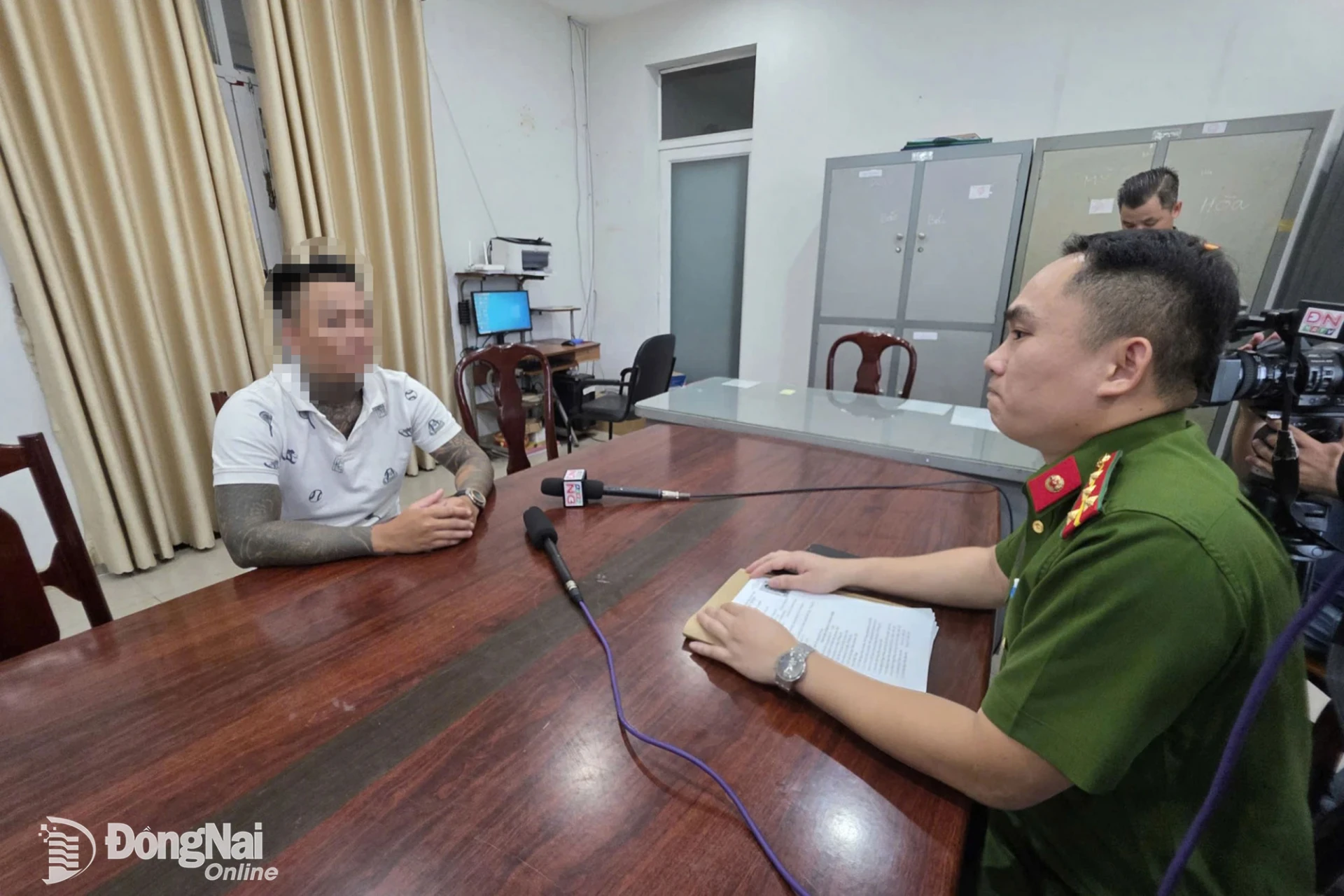 Cán bộ công an làm việc với một số đối tượng cầm đầu. Ảnh: Trần Danh 
