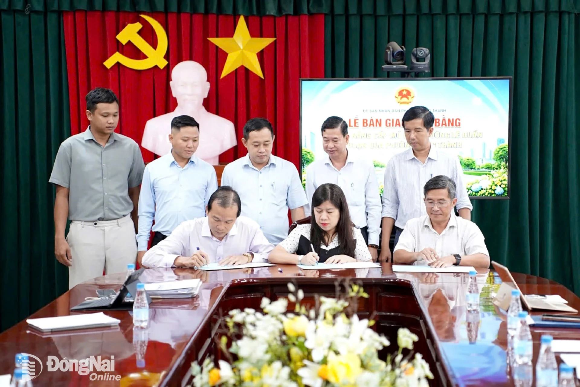 Representatives of the Long Thanh Ward People’s Committee and relevant agencies sign the site handover minutes for the Le Duan Road upgrade and expansion project.

