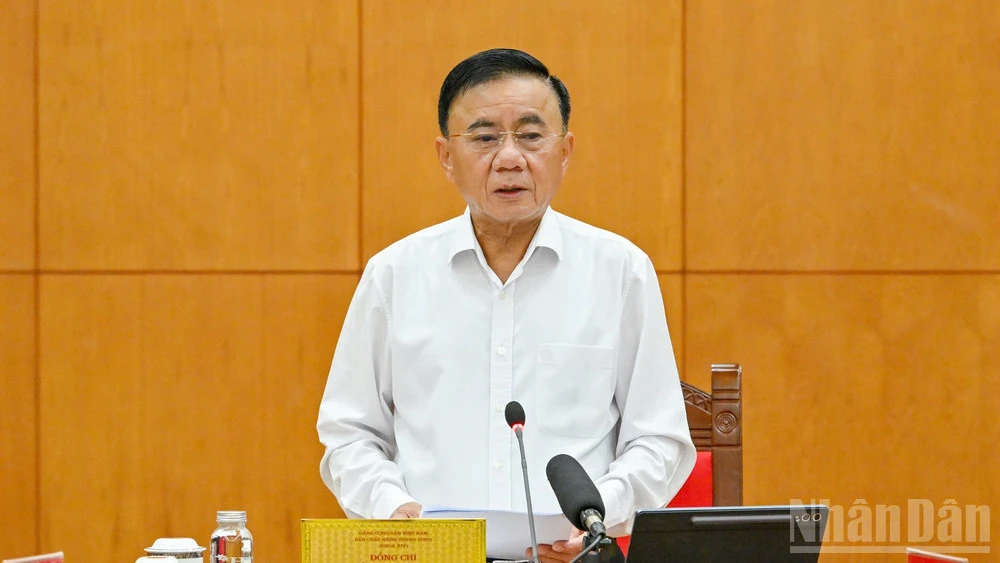 Thay mặt Ban Bí thư, đồng chí Trần Cẩm Tú, Ủy viên Bộ Chính trị, Thường trực Ban Bí thư ký ban hành Chương trình cải cách hành chính trong các cơ quan Đảng giai đoạn 2026-2030 (Quyết định số 495-QĐ/TW). (Ảnh: DUY LINH)
