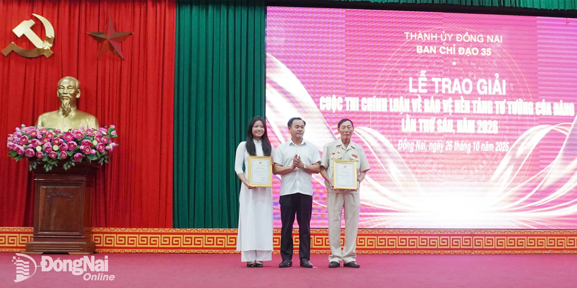 Trao giải tác giả trẻ tuổi nhất tham gia cuộc thi là em Lê Hoàng Thụy Phúc, lớp 11A2, Trường THPT Ngô Sĩ Liên, phường Trảng Bom và tác giả lớn tuổi nhất tham gia cuộc thi là ông Vũ Minh Khởi, sinh năm 1943, Hội Cựu chiến binh phường Long Khánh. Ảnh: Phương Hằng