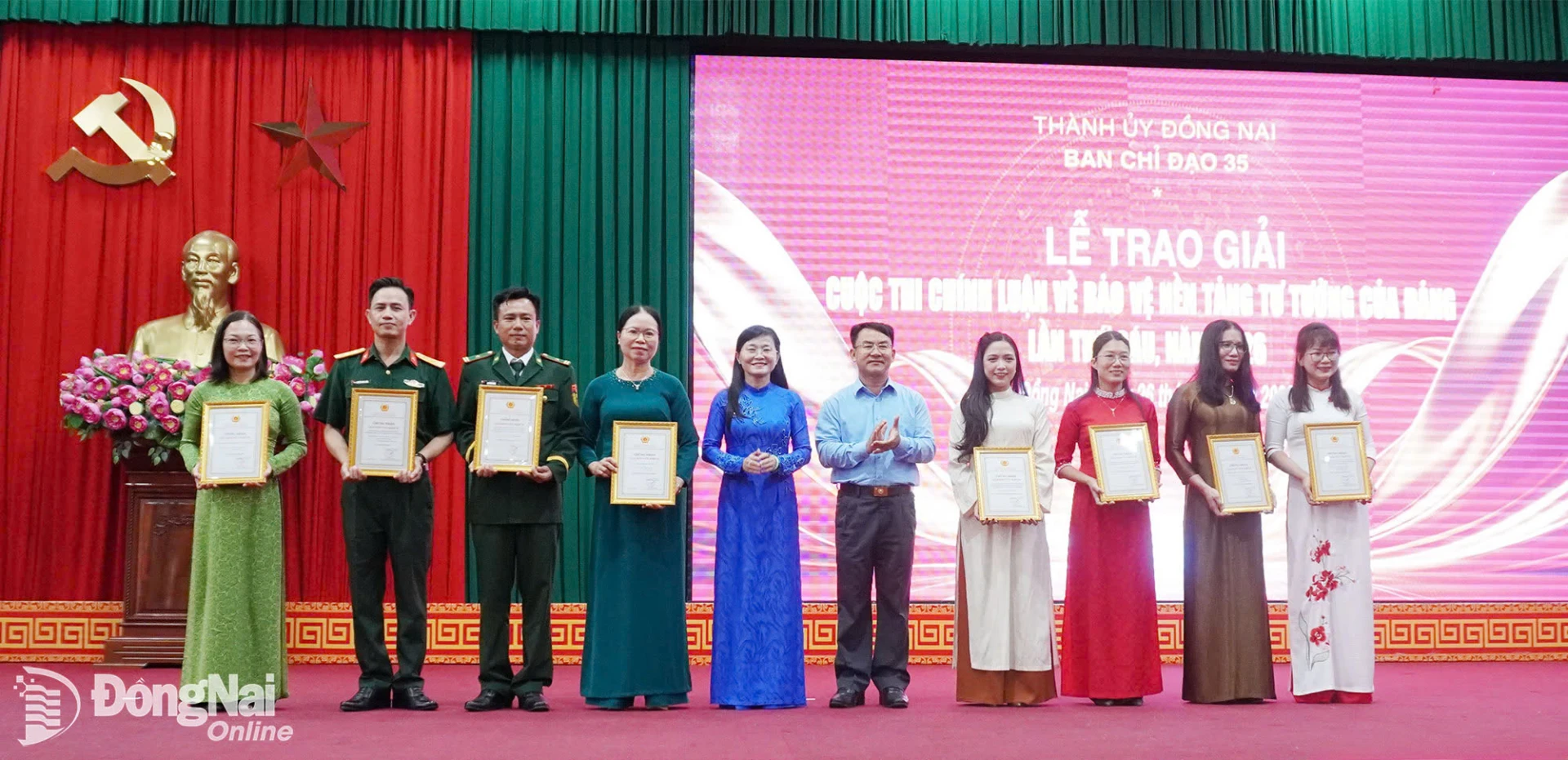 Trao giải khuyến khích cuộc thi chính luận về bảo vệ nền tảng tư tưởng của Đảng năm 2026. Ảnh: Phương Hằng