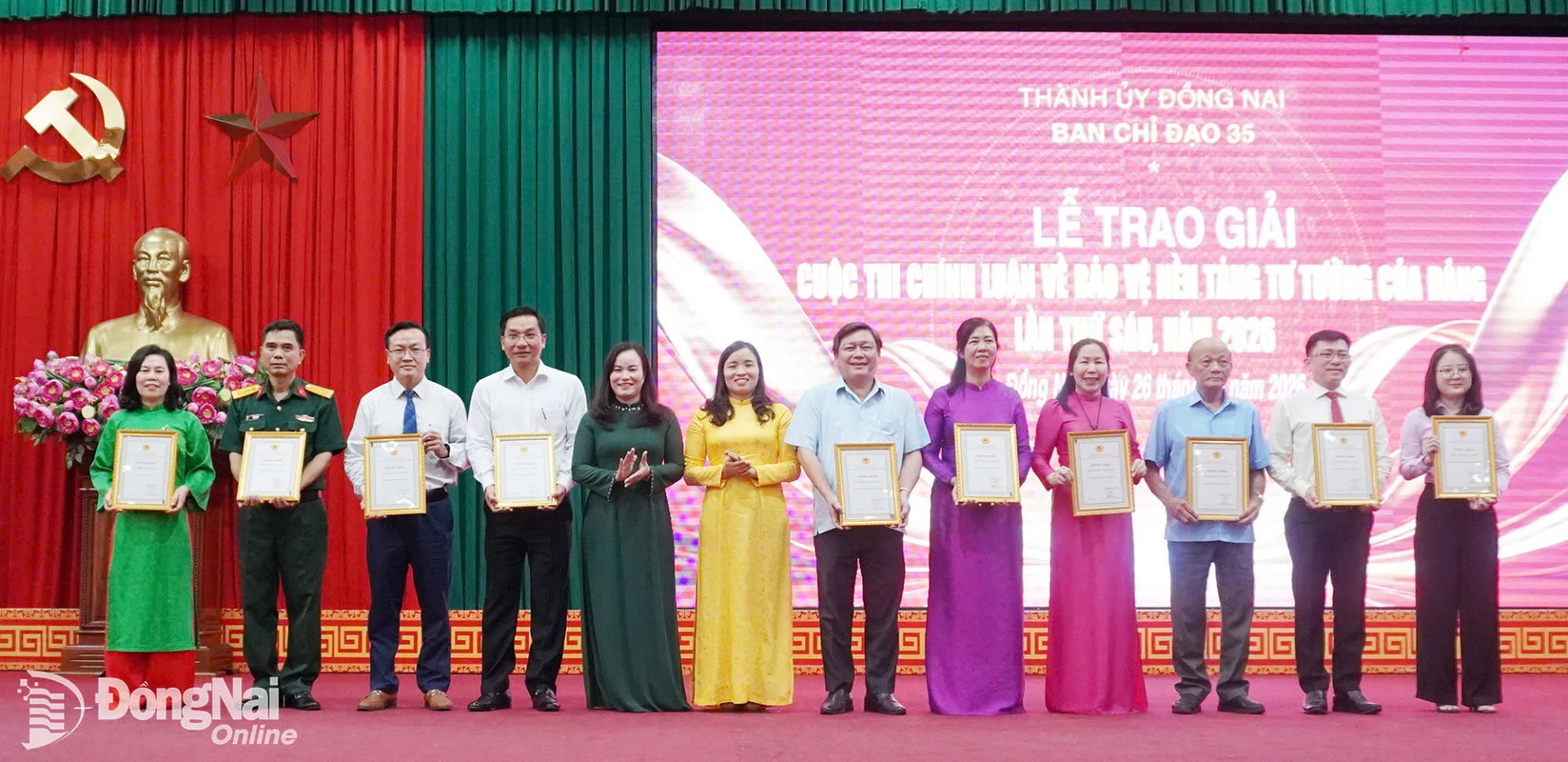 Khen thưởng 10 tập thể có kết quả triển khai cuộc thi tốt và có nhiều giải thưởng năm 2026. Ảnh: Phương Hằng