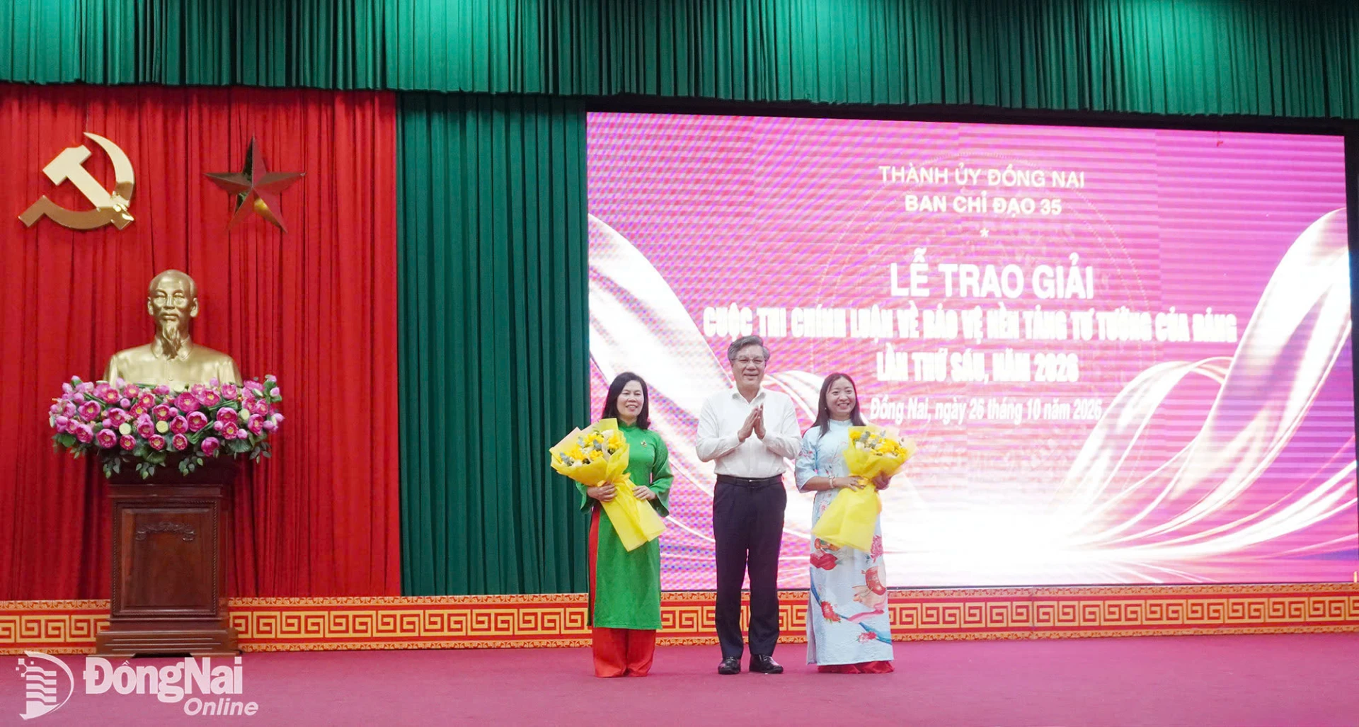 Ủy viên Ban Thường vụ Thành ủy, Trưởng ban Tuyên giáo Thành ủy Dương Minh Dũng chúc mừng các nhóm tác giả đoạt giải và được vinh danh tại cuộc thi chính luận về bảo vệ nền tảng tư tưởng của Đảng lần thứ 6, năm 2026 cấp Trung ương. Ảnh: Phương Hằng