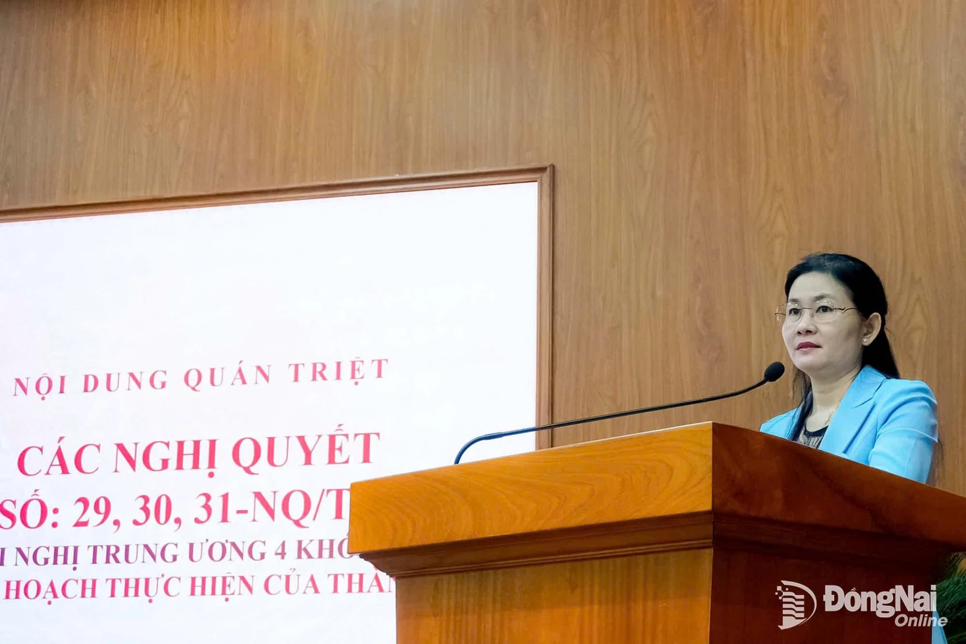 Đồng chí Tôn Ngọc Hạnh, Ủy viên Trung ương Đảng, Phó Bí thư Thường trực Thành ủy, Chủ tịch HĐND thành phố quán triệt, triển khai các nghị quyết tại hội nghị. Ảnh: Phương Hằng