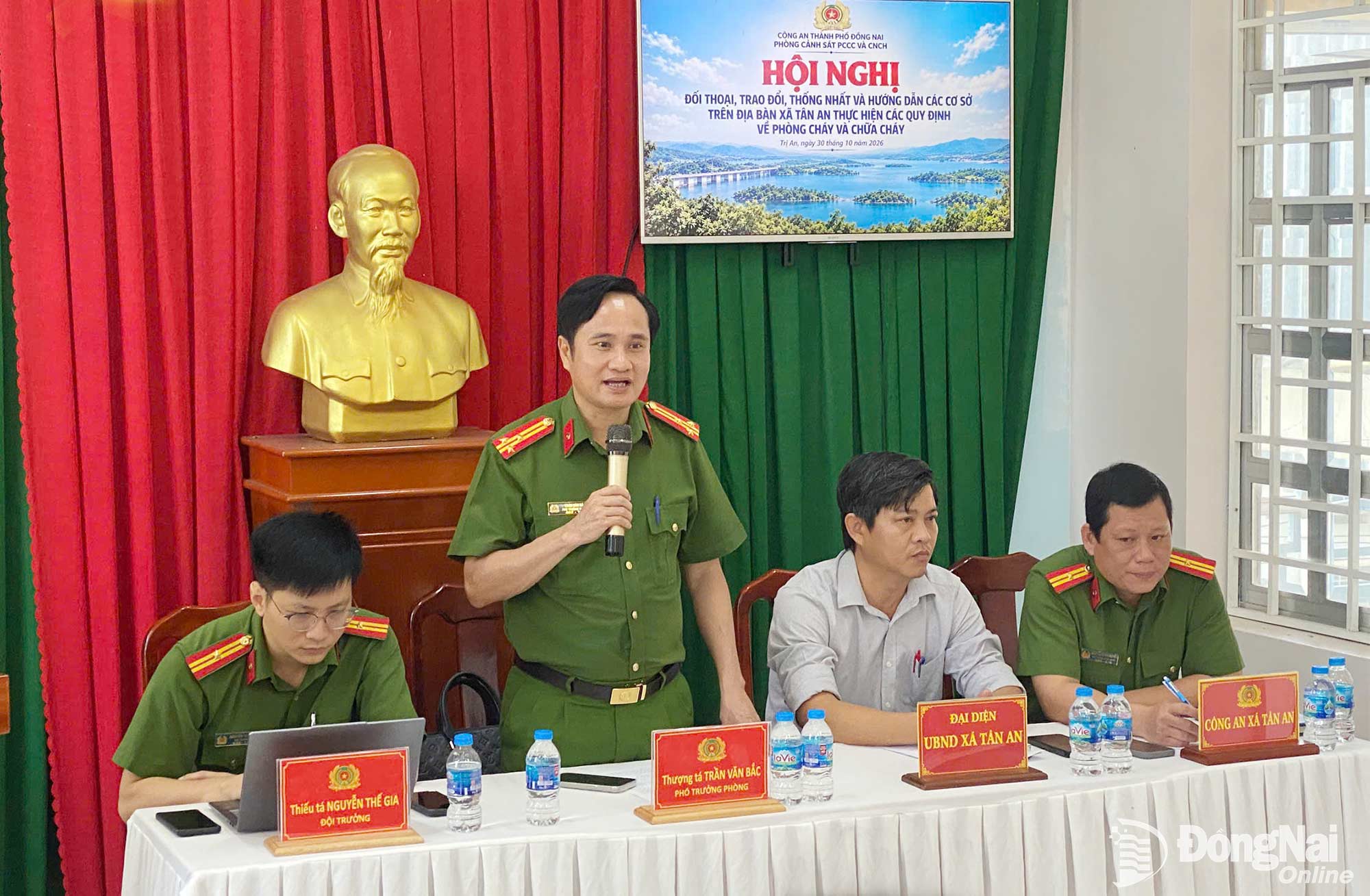 Thượng tá Trần Văn Bắc, Phó Trưởng phòng Cảnh sát phòng cháy, chữa cháy và cứu nạn, cứu hộ Công an thành phố giải đáp thắc mắc cho doanh nghiệp tại xã Tân An. Ảnh: Thế Gia