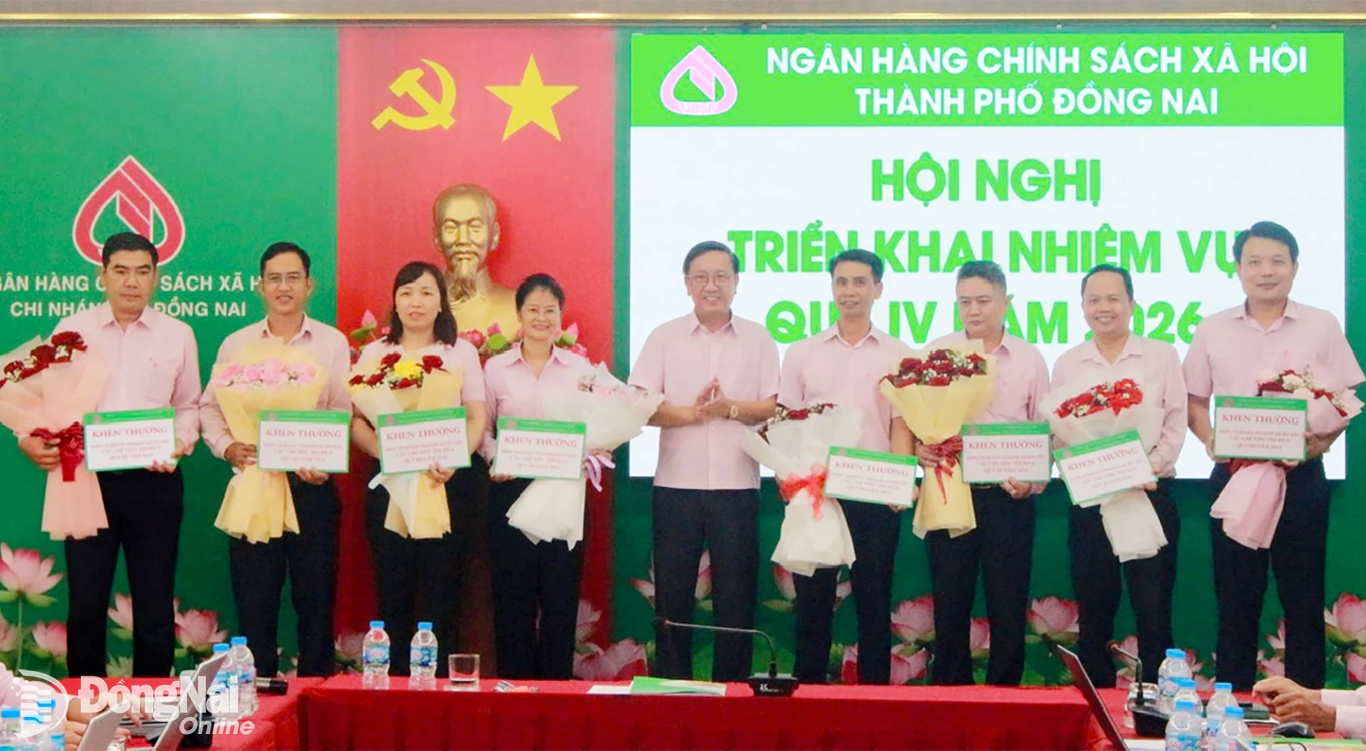 Các đơn vị được khen thưởng tại hội nghị. Ảnh: N.Hòa