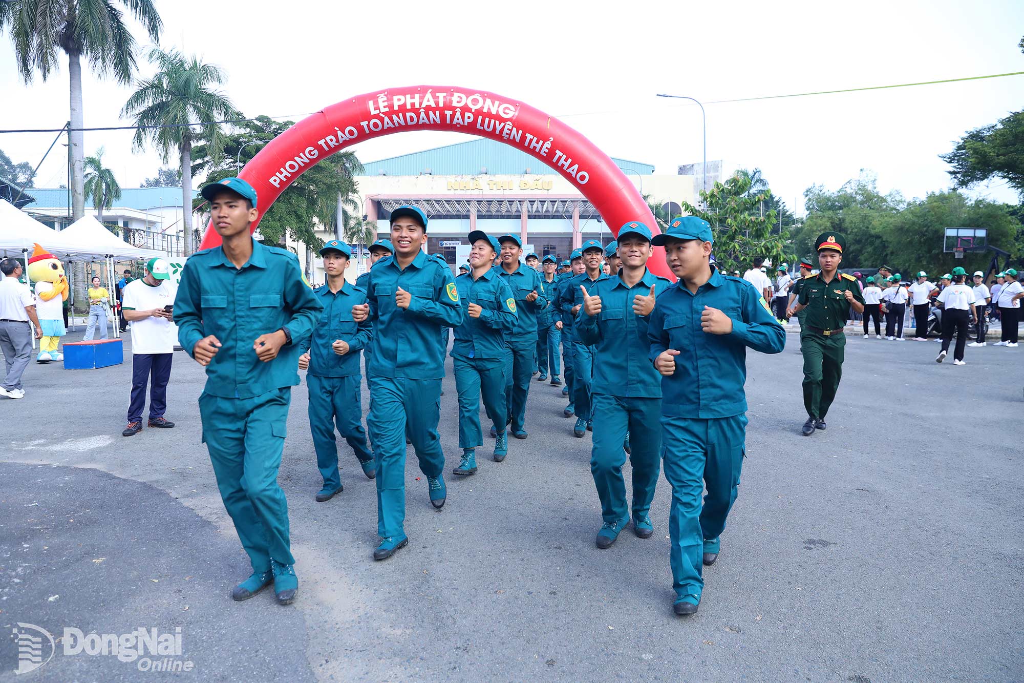 Lực lượng vũ trang tham gia chạy hưởng ứng. Ảnh: Huy Anh