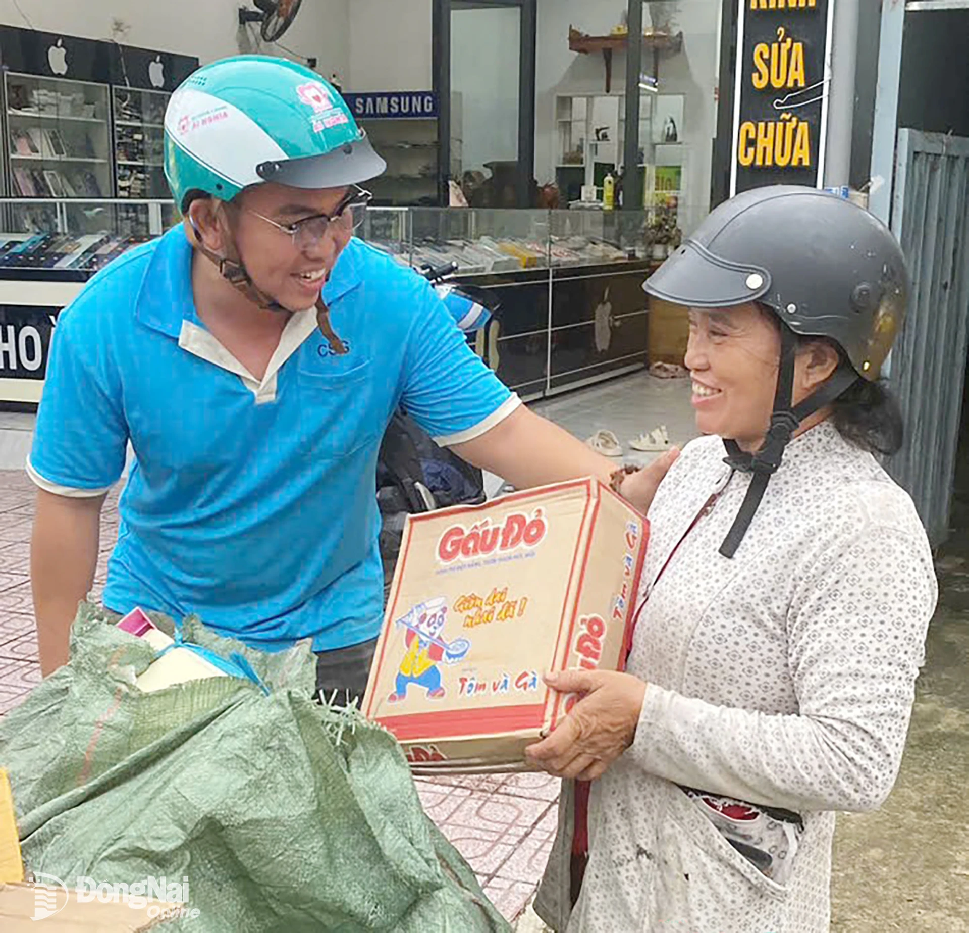Nguyen Duc Hung presents gifts to disadvantaged self-employed workers.

