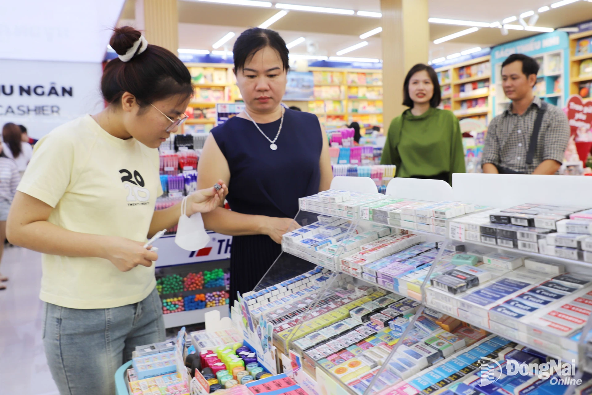 Phụ huynh học sinh tìm mua dụng cụ học tập tại Nhà sách Fahasa Đồng Nai, phường Tam Hiệp. Ảnh: My Ny