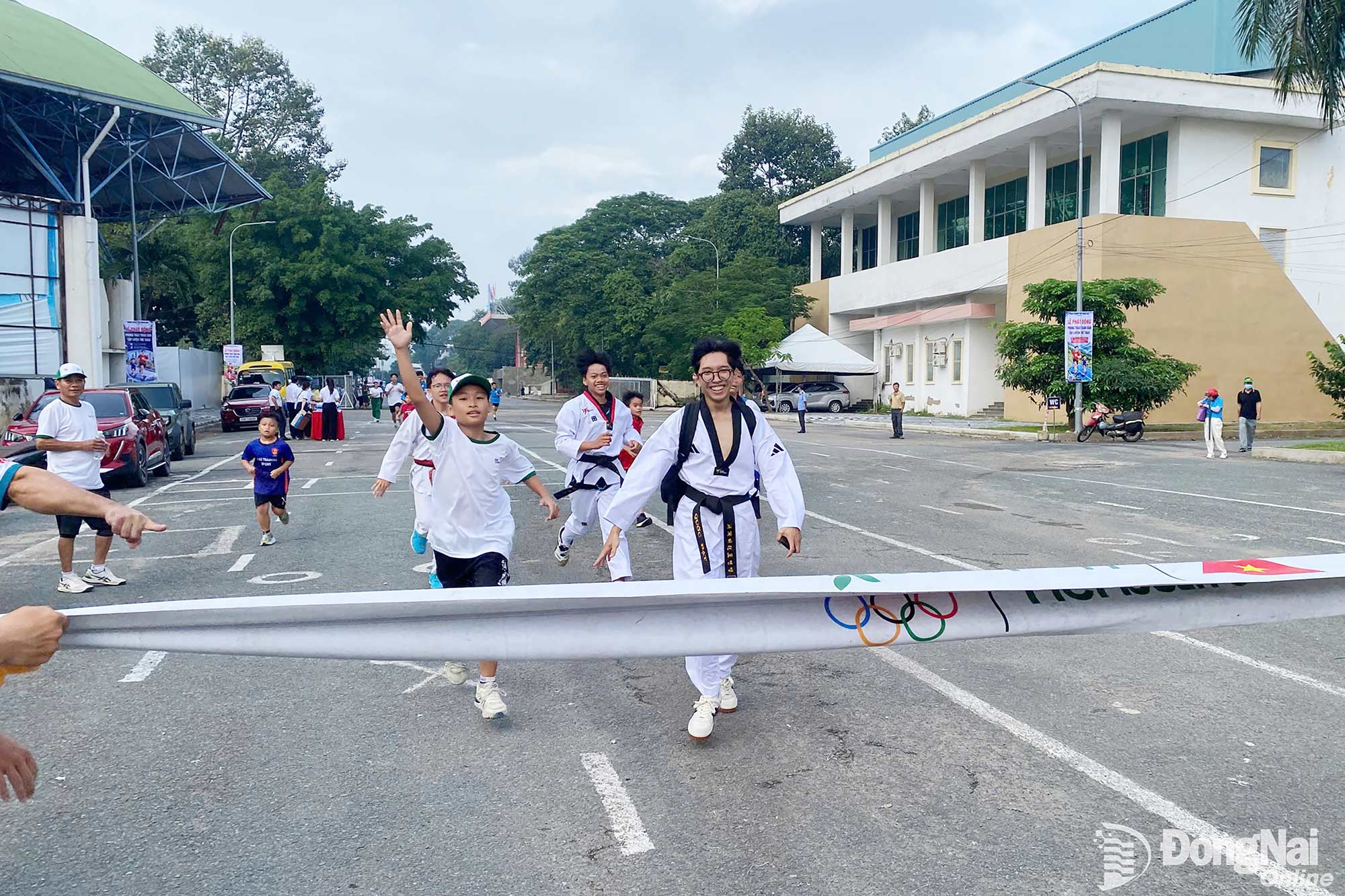 Các em vận động viên, học sinh chạy về đích. Ảnh: Huy Anh