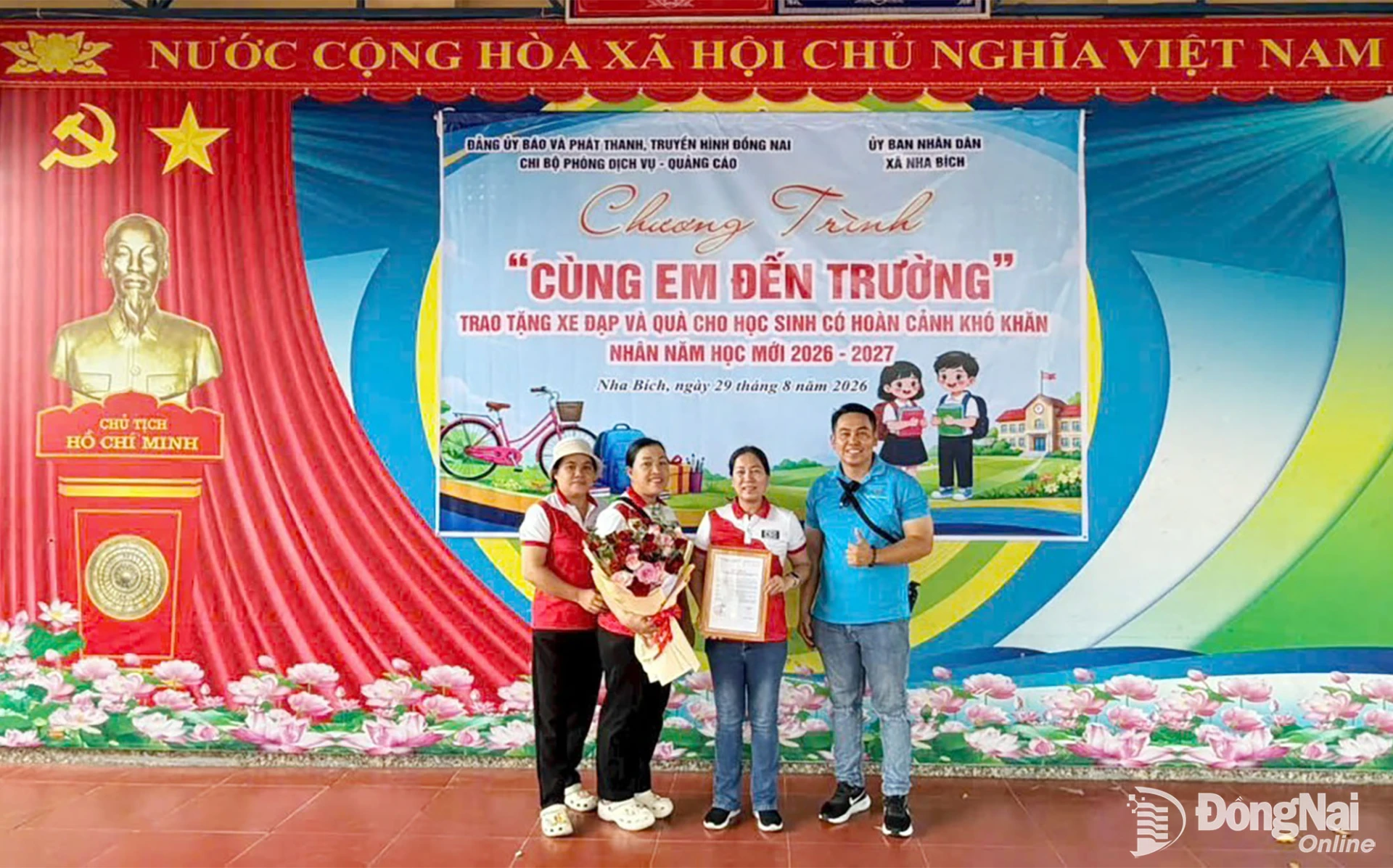 Anh Nguyễn Đức Hưng tham gia cùng Công đoàn Công ty TNHH Chang Shin Việt Nam trao tặng xe đạp và quà cho học sinh có hoàn cảnh khó khăn tại xã Nha Bích. Ảnh: NVCC