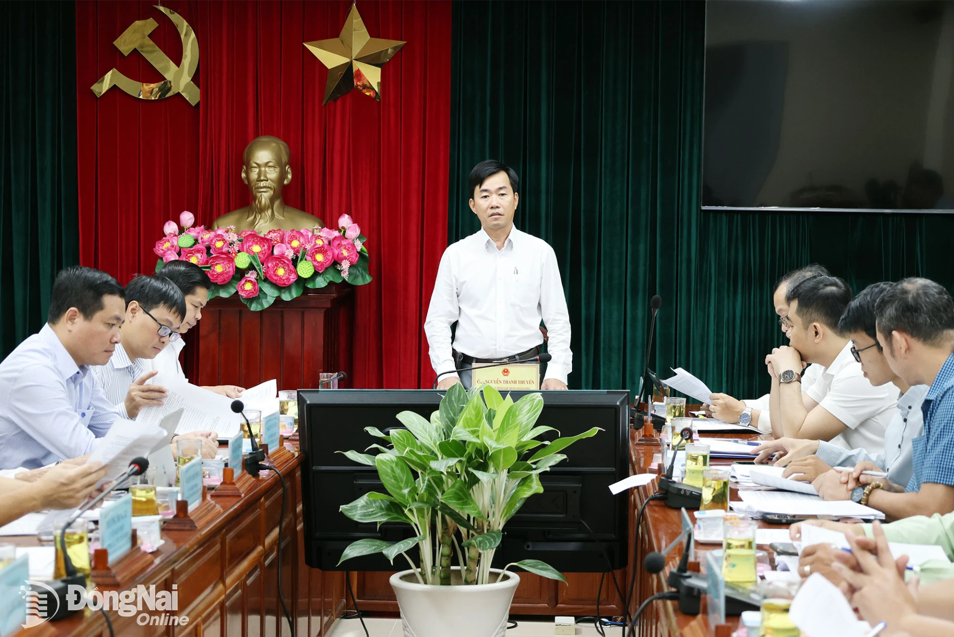 Trưởng ban Pháp chế HĐND thành phố Nguyễn Thanh Thuyên phát biểu tại cuộc họp. Ảnh: Hồ Thảo