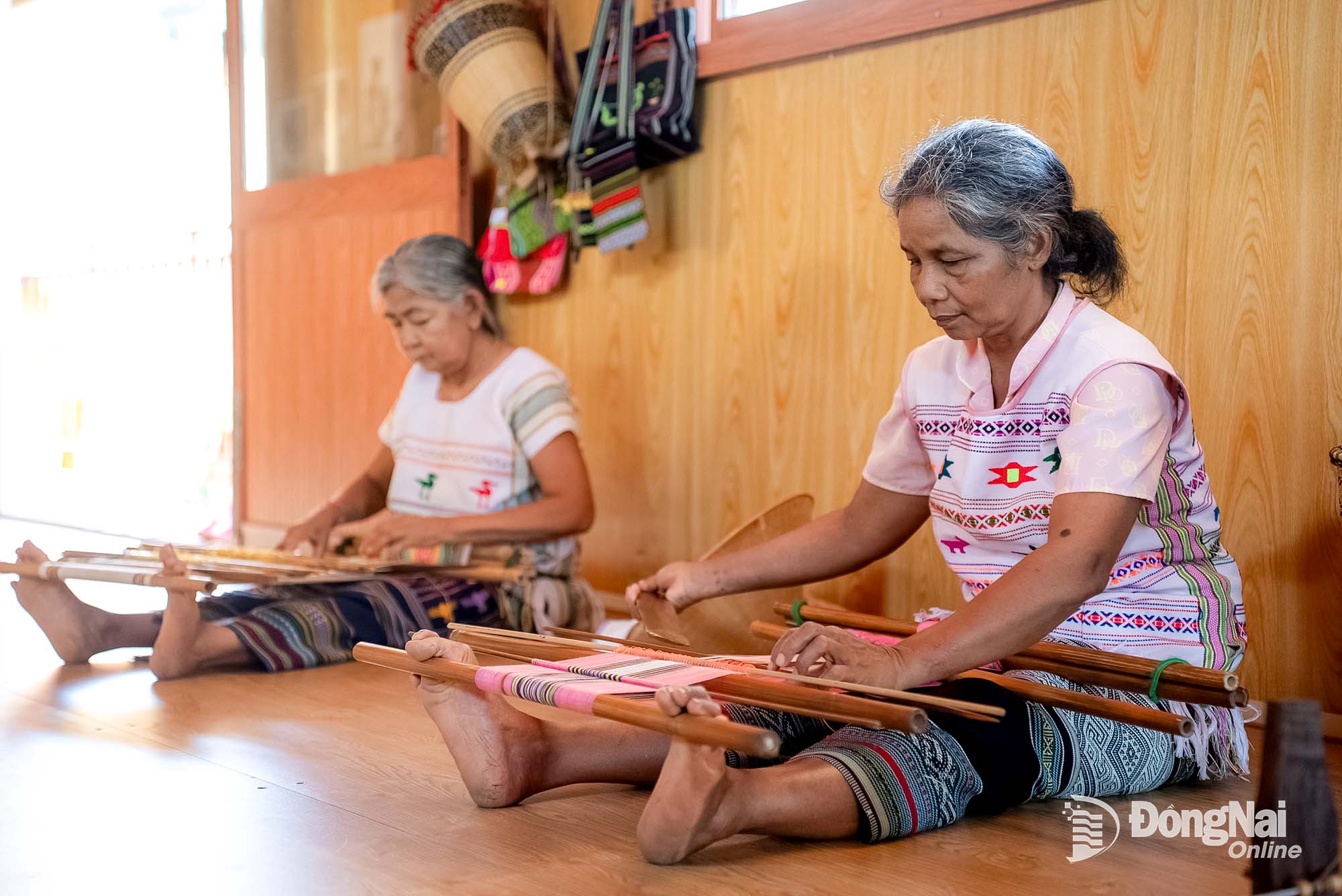 Ma ethnic artisans weave brocade. Photo: Oxalis