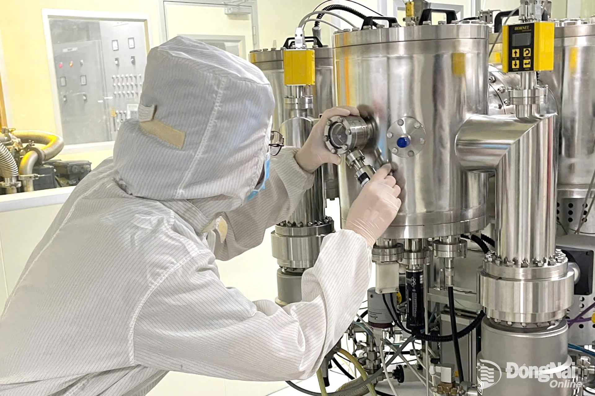 A trainee practices during a training course on semiconductor integrated circuits, jointly organized by the Dong Nai Department of Science and Technology (DoST) and the Institute for Leadership Capacity Development of Vietnam National University Ho Chi Minh City.