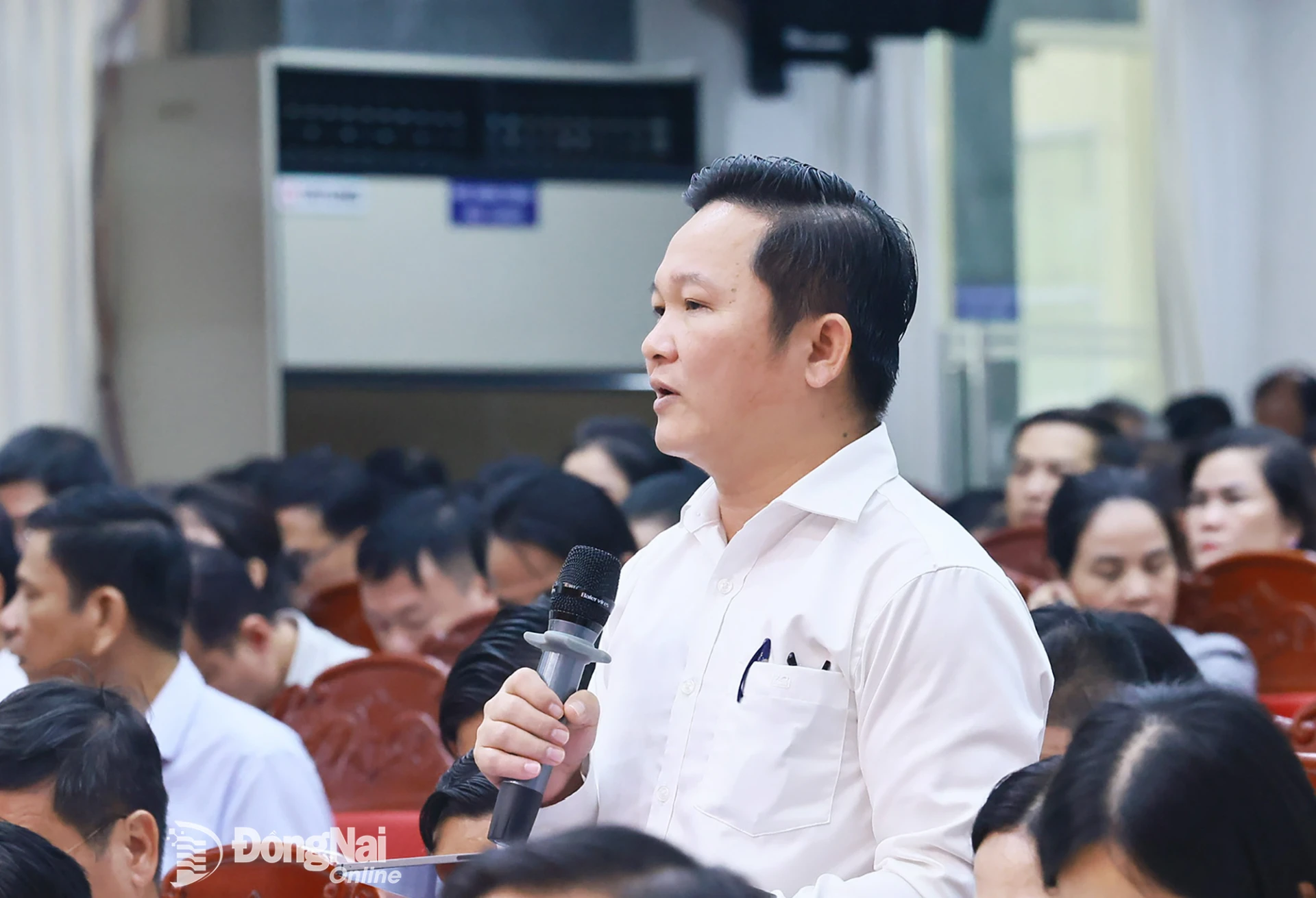 Nguyen Huu Nguyen, Party Secretary and Chairman of the People’s Council of Long Thanh Ward, speaks at the meeting. Photo: Cong Nghia.

