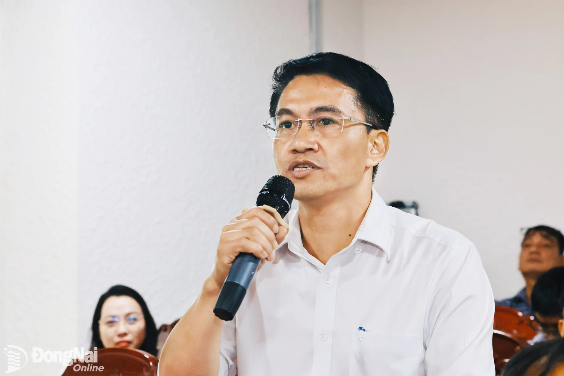 Do Huy Khanh, Party Secretary and Chairman of the People’s Council of Phuoc An commune, discusses state budget revenue and public investment disbursement. Photo: Cong Nghia.

