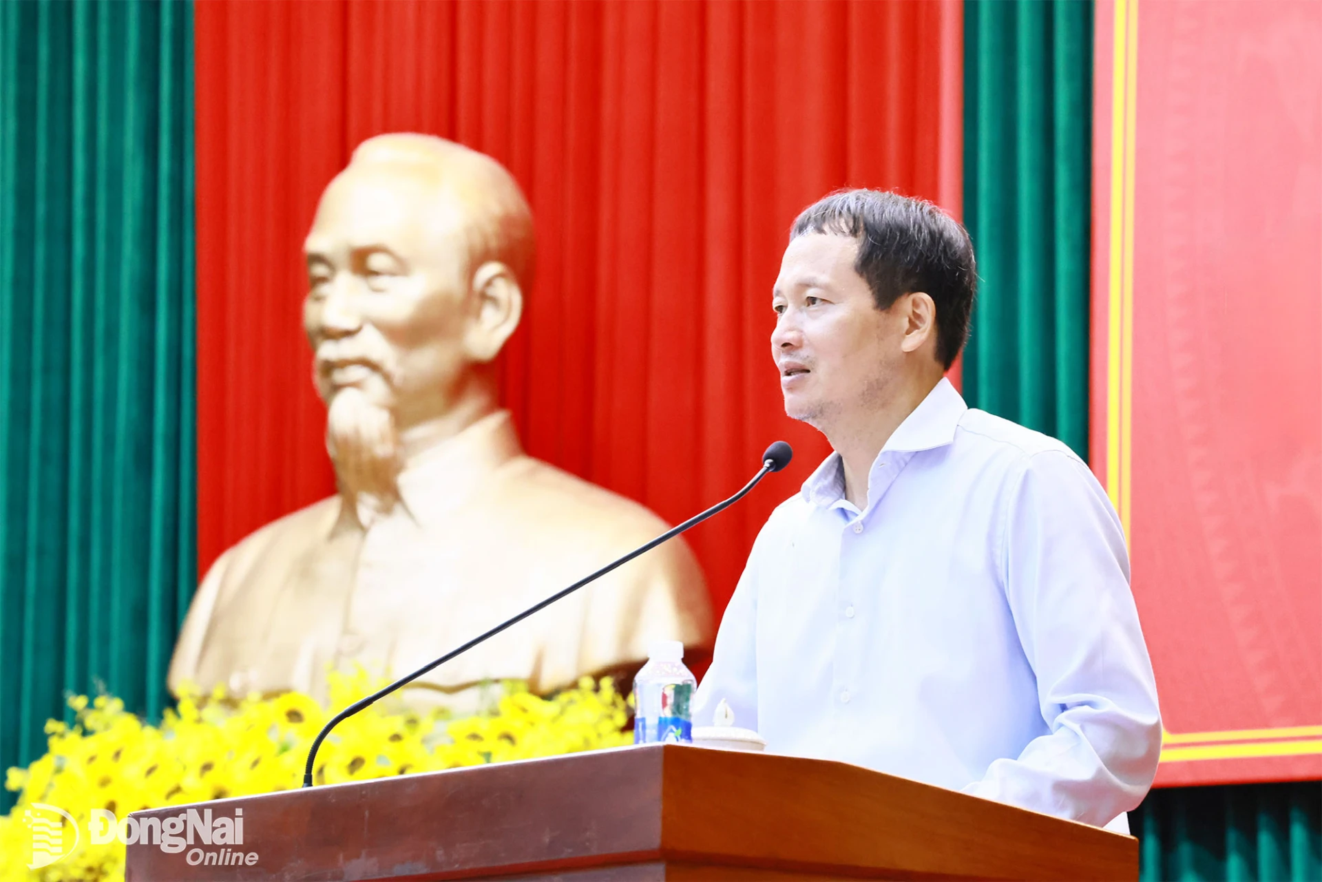 Vu Hong Van, Member of the Party Central Committee and Secretary of the CPC, delivers a directive speech at the meeting. Photo: Cong Nghia.

