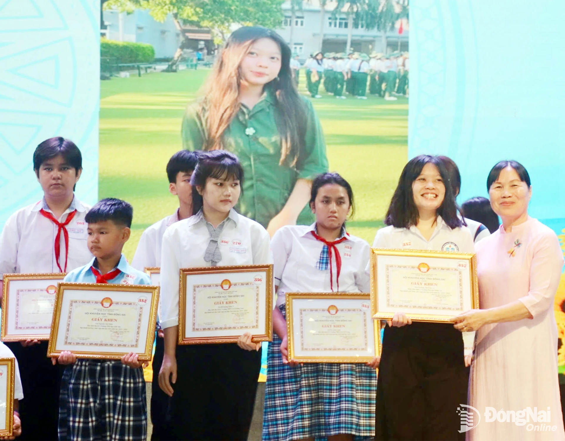 Chairwoman of the DNSPA Le Thi My Phuong presents awards to students who achieved excellent or outstanding academic results in the 2025-2026 academic year.

