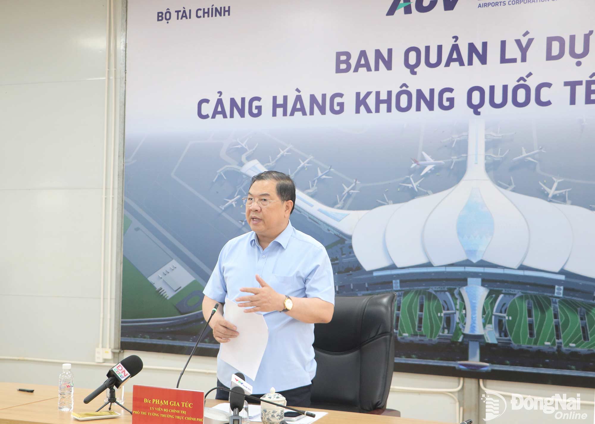 Politburo Member and Standing Deputy Prime Minister Pham Gia Tuc delivers concluding remarks at the meeting. Photo: Pham Tung

