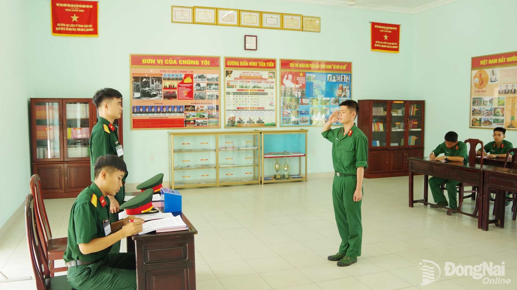 Cán bộ, chiến sĩ thi tìm hiểu truyền thống chào mừng 67 năm Ngày truyền thống Bộ đội Tăng thiết giáp. Ảnh: ĐVCC