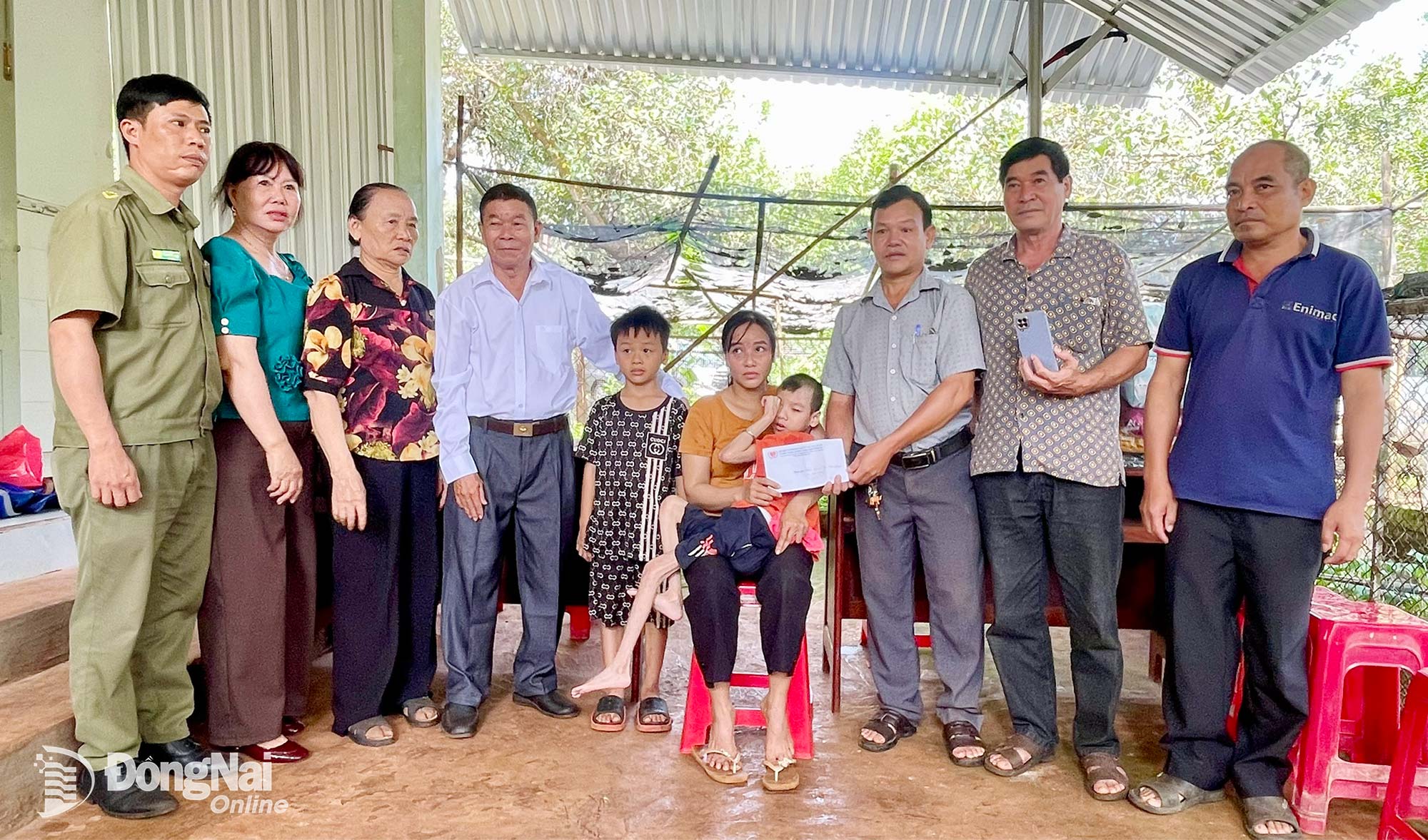 Đại diện lãnh đạo xã Phú Nghĩa và Ban điều hành thôn Tân Lập trao hỗ trợ cho 3 mẹ con chị Đặng Thị Nhung. Ảnh: Thu Hiền