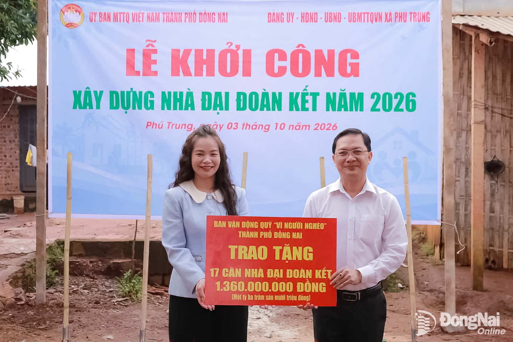 Ha Anh Dung, Standing Vice Chairman of the Dong Nai VFF Committee, presents a symbolic funding plaque for the construction of 17 “Great solidarity”houses to Phu Trung commune.

