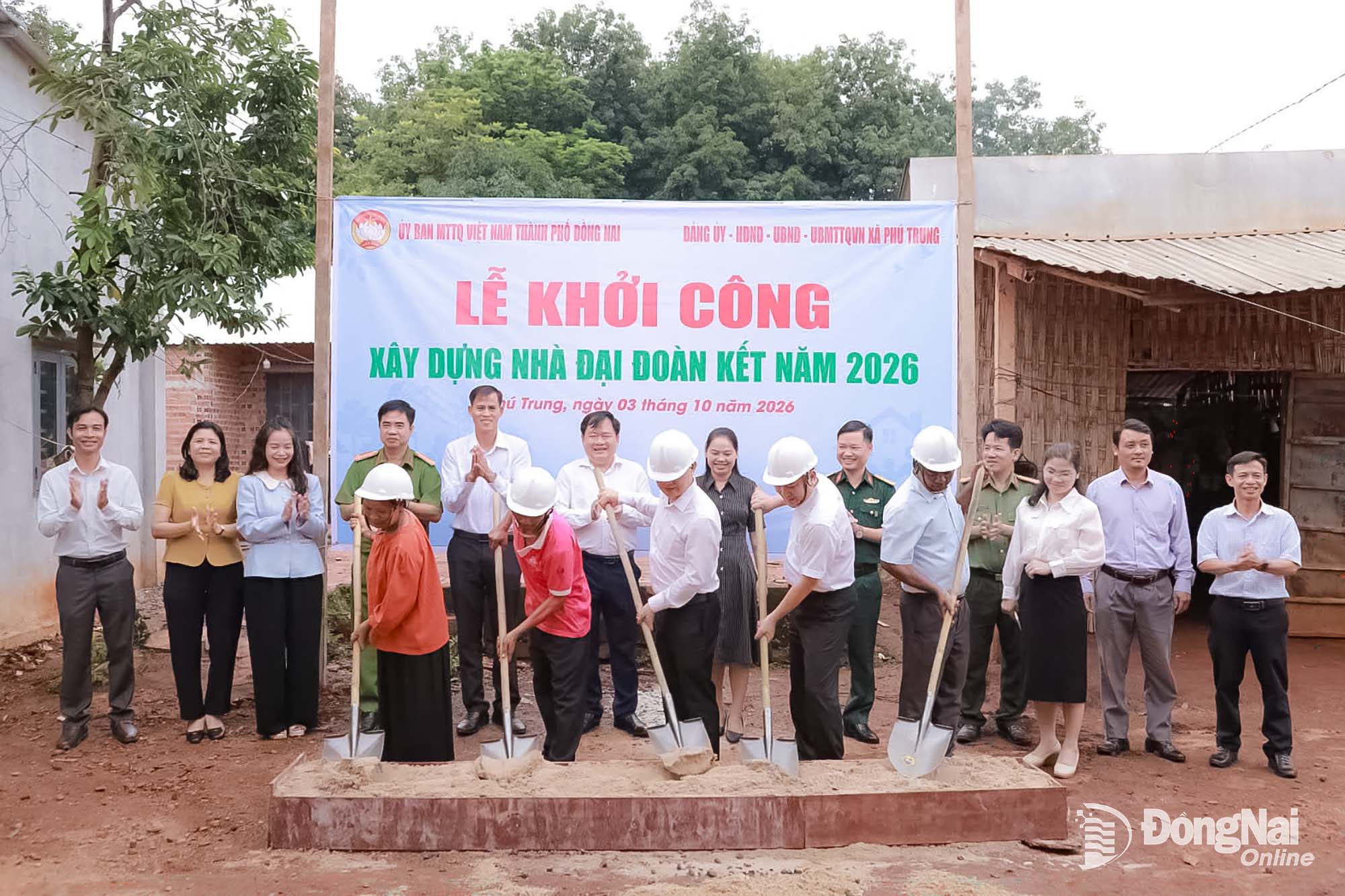Delegates and representatives of beneficiary households in Phu Trung commune attend the groundbreaking ceremony for the “Great solidarity” houses.

