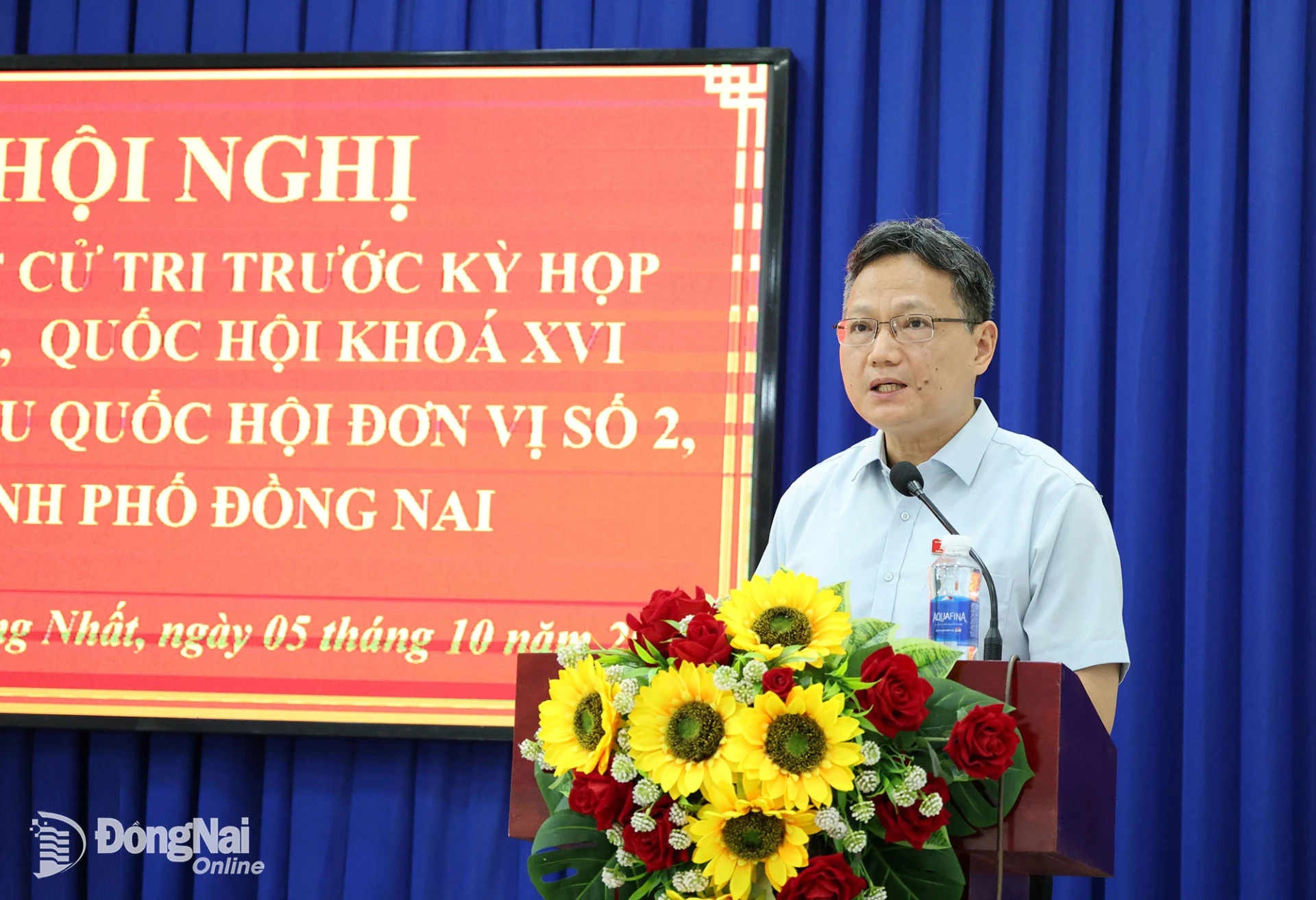 Đại biểu Quốc hội thành phố thông tin kết quả hoạt động của Đoàn Đại biểu Quốc hội thành phố từ sau Kỳ họp thứ Nhất đến nay tại hội nghị tiếp xúc cử tri sáng 5-10 tại xã Thống Nhất. Ảnh: Hồ Thảo
