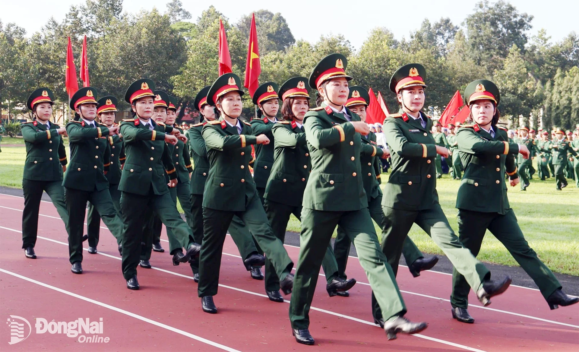 Khối cán bộ, giáo viên, quân nhân nữ nhà trường duyệt đội ngũ quyết tâm thực hiện thắng lợi đợt thi đua. Ảnh: Nguyệt Hà