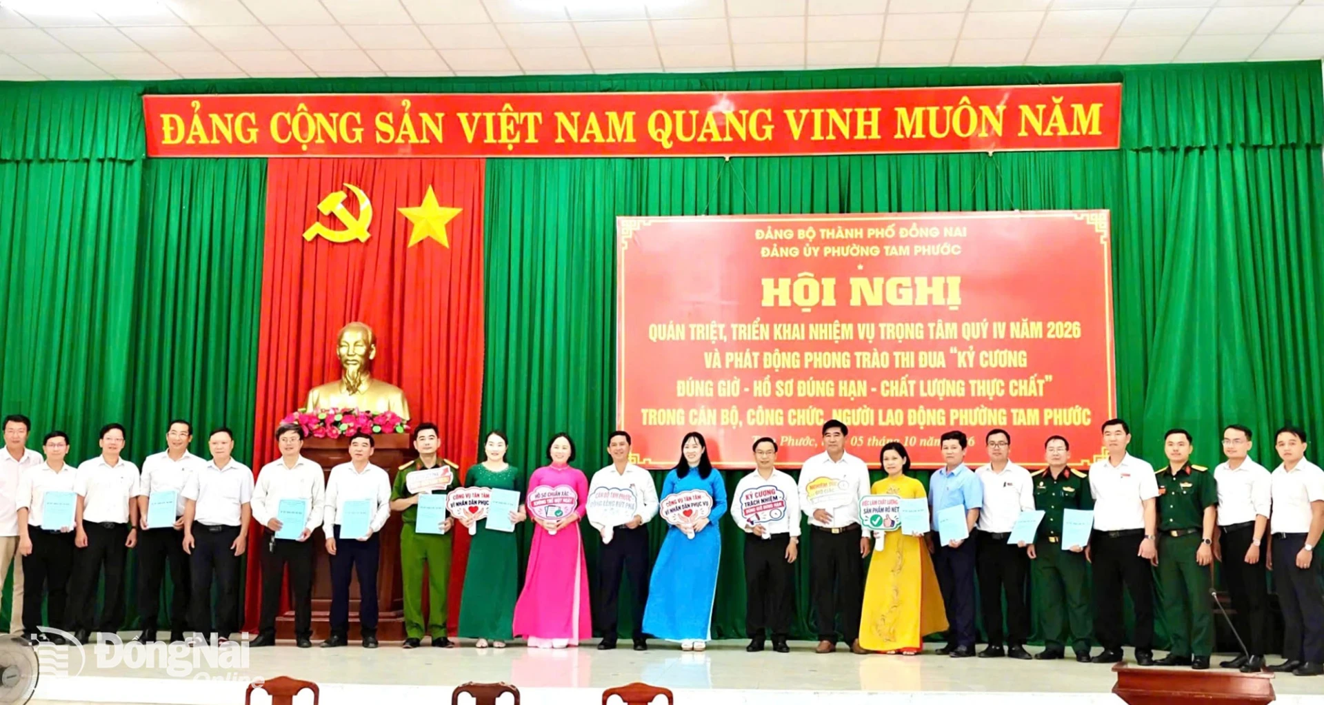 Lãnh đạo và cán bộ, công chức UBND phường Tam Phước quyết tâm thực hiện tốt phong trào thi đua. Ảnh:  ĐPCC
