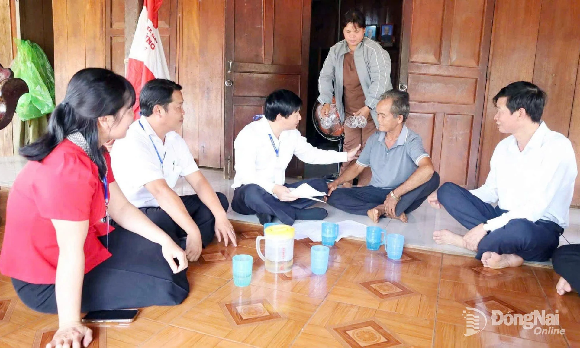 Vu Luong, Member of the Dong Nai City Party Committee, Secretary of the Bu Dang Commune Party Committee and Chairman of the Commune Peoples Council, and Nguyen Thanh Tung, Deputy Secretary of the Commune Party Committee and Chairman of the Commune Peoples Committee, join the working group at a meeting with residents of Bu Dang Xa Ray Hamlet, Duc Tho Village.

