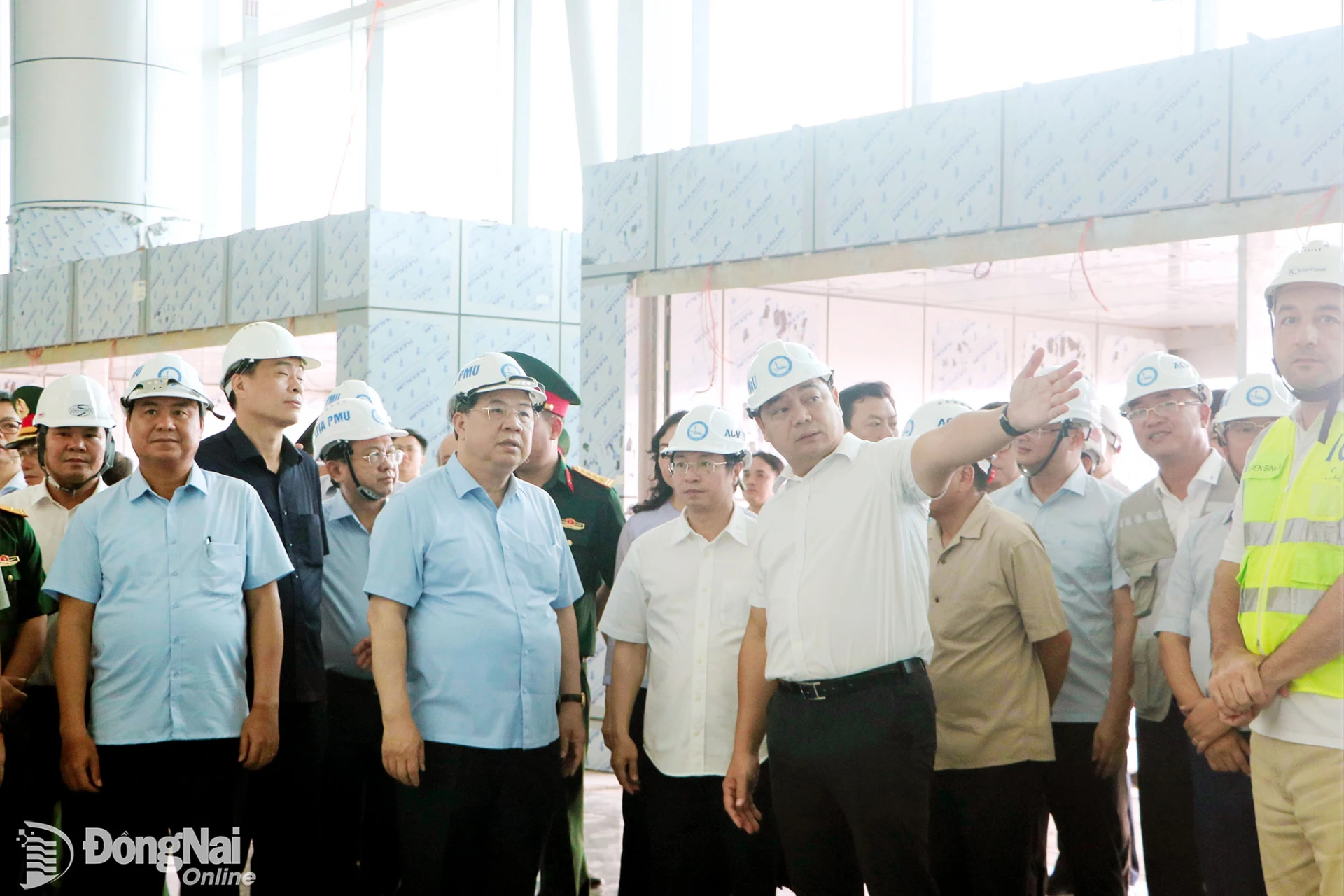 Leader of Airports Corporation of Vietnam (ACV) reports on the construction progress of the passenger terminal. Photo: Pham Tung

