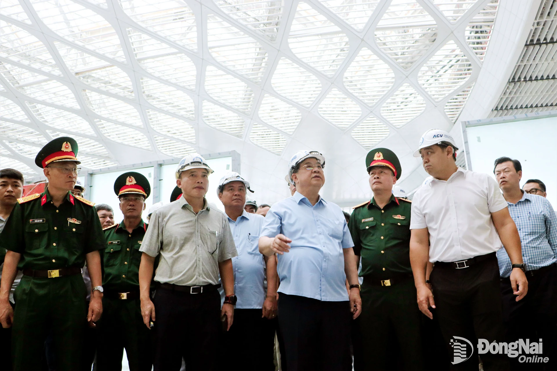 Standing Deputy PM Pham Gia Tuc discusses the progress of the Long Thanh International Airport project with relevant agencies. Photo: Pham Tung

