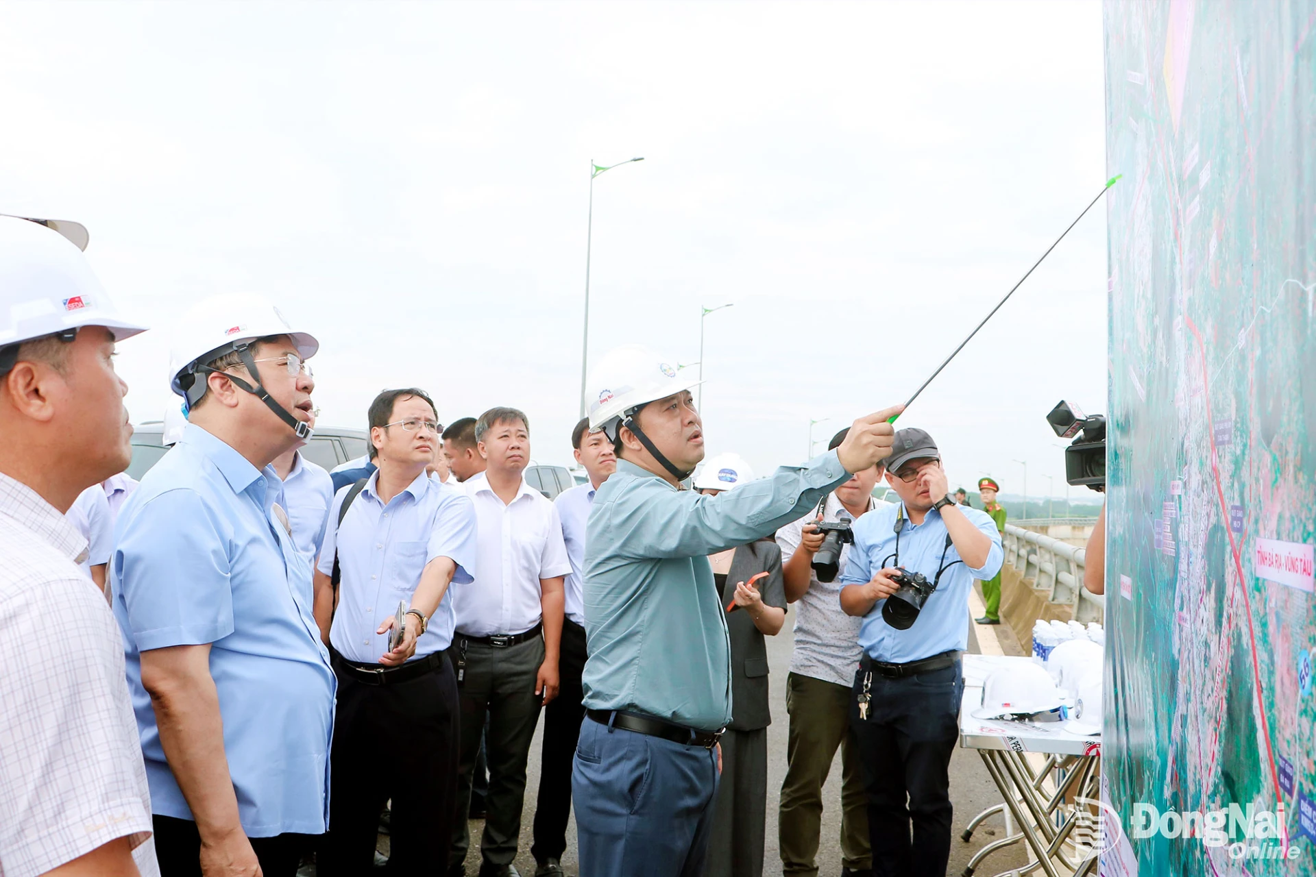 Vice Chairman of the Dong Nai City People’s Committee Ho Van Ha reports on the progress of transport projects connecting with Long Thanh International Airport. Photo: Pham Tung


