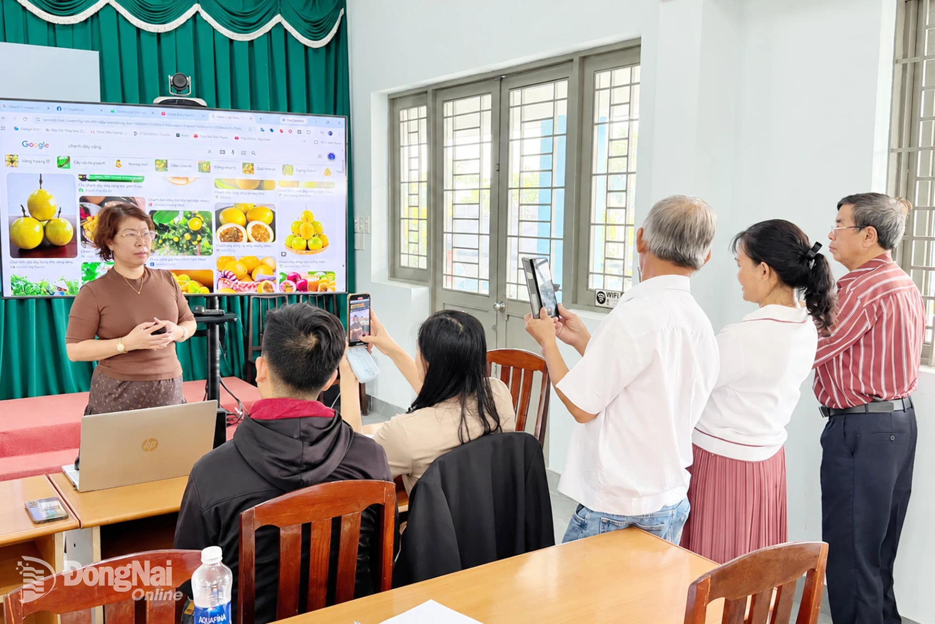 Representatives of cooperatives participate in sales training in the digital environment organised by the Dong Nai Cooperative Alliance (DNCA) in coordination with the Southern Cooperative Training and Vocational School. Photo: Hong Quy

