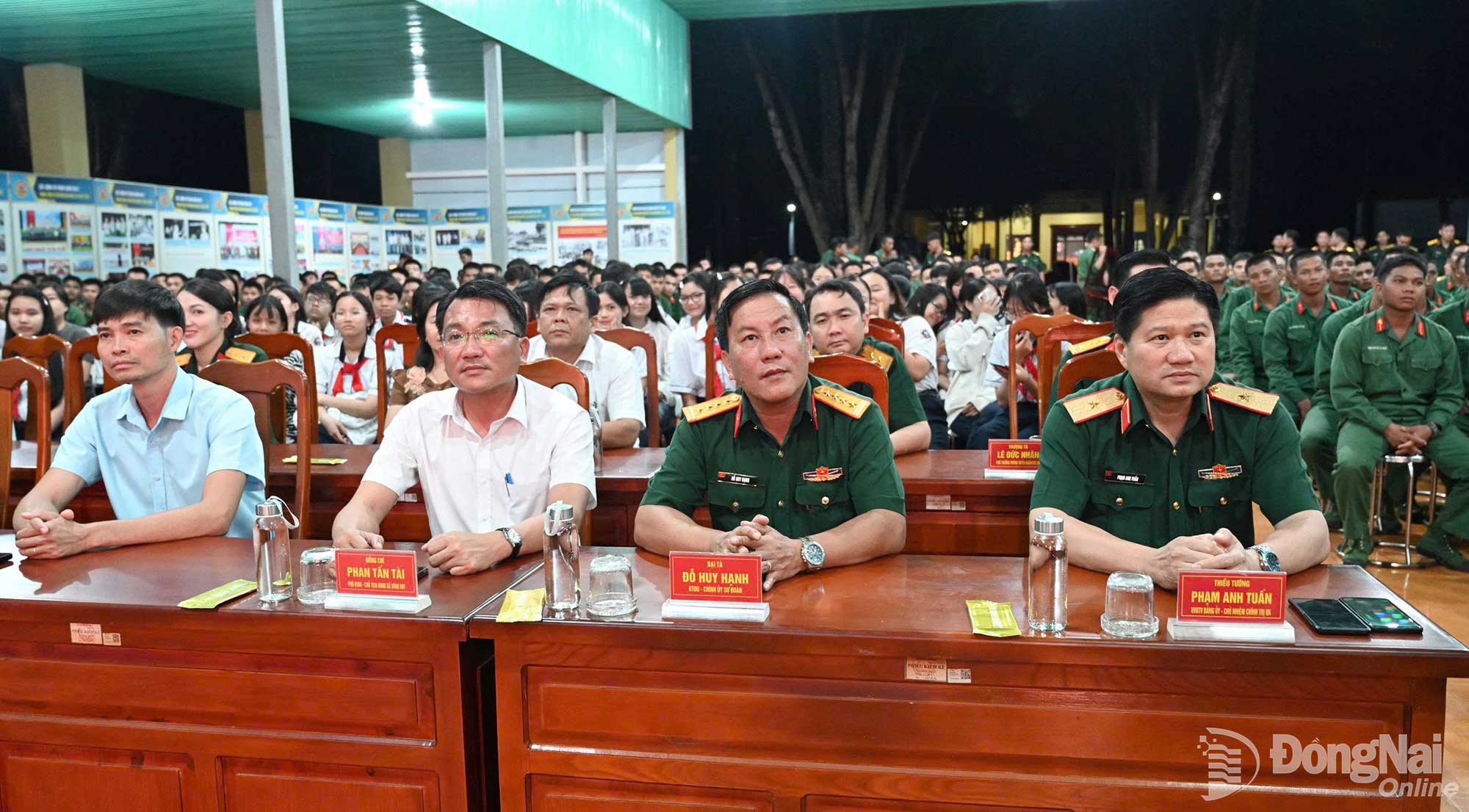 Thiếu tướng Phạm Anh Tuấn (bìa phải), Ủy viên Thường vụ Đảng ủy, Chủ nhiệm Chính trị Quân khu 7 dự, chỉ đạo chương trình. Ảnh: Nguyệt Hà