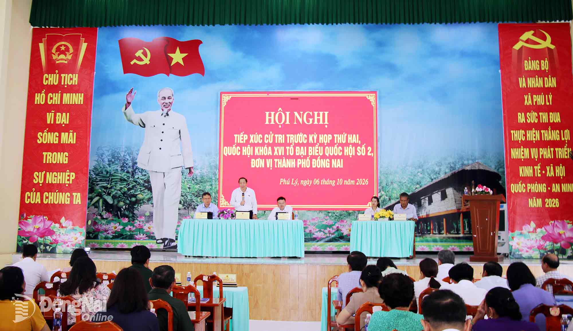 Quang cảnh hội nghị tiếp xúc cử tri tại xã Phú Lý. Ảnh: Lam Phương