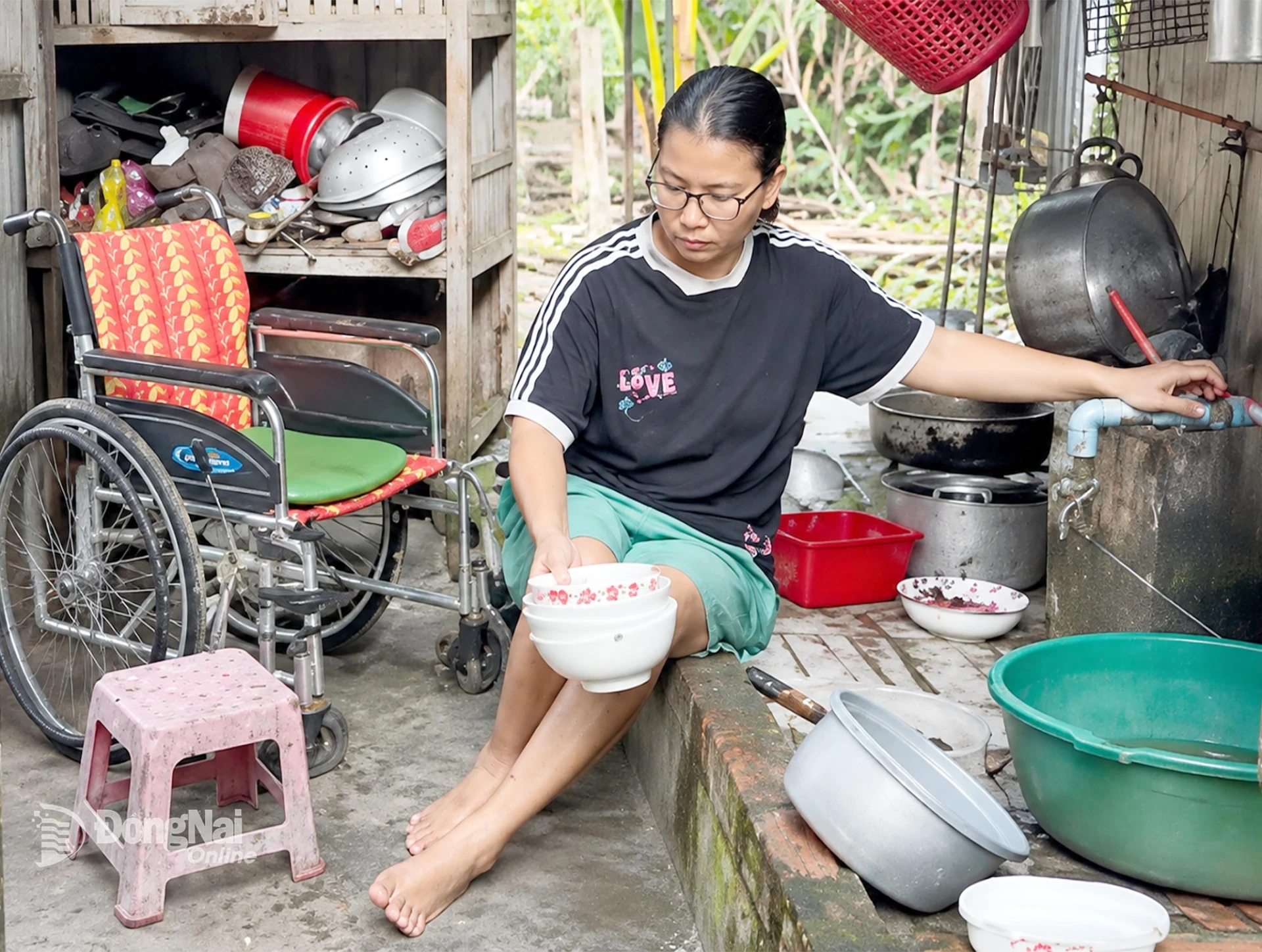 Chị Mai đã từng nỗ lực ngồi xe lăn, mở tiệm giặt ủi nhỏ để tự lo chi phí sinh hoạt cho cả gia đình nghèo khó. Ảnh: Thu Hiền