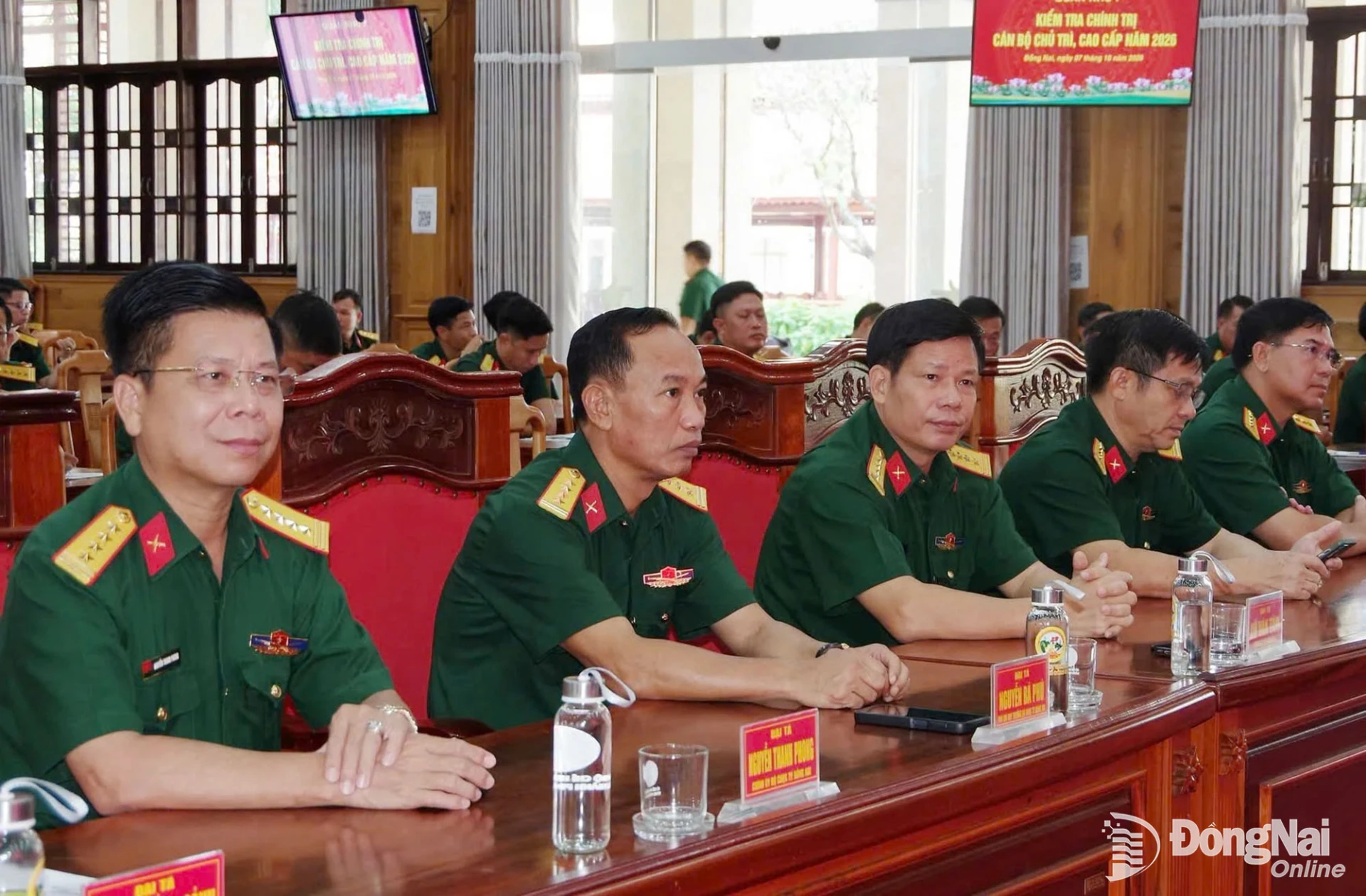 Thủ trưởng Bộ Chỉ huy Quân sự thành phố Đồng Nai và thủ trưởng các đơn vị thuộc Quân khu 7 tham dự khai mạc. Ảnh: Phan Hải
