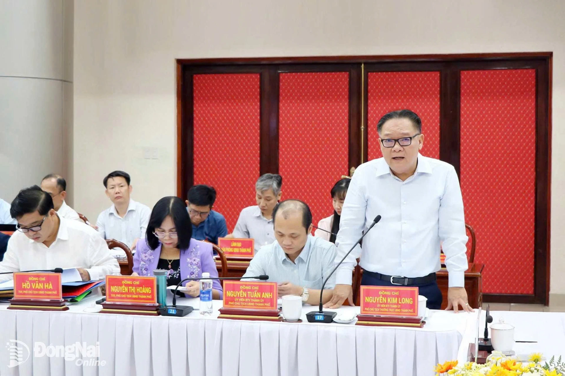 Nguyen Kim Long, Standing Vice Chairman of the Dong Nai City People’s Committee, chairs a discussion session. Photo: Vuong The

