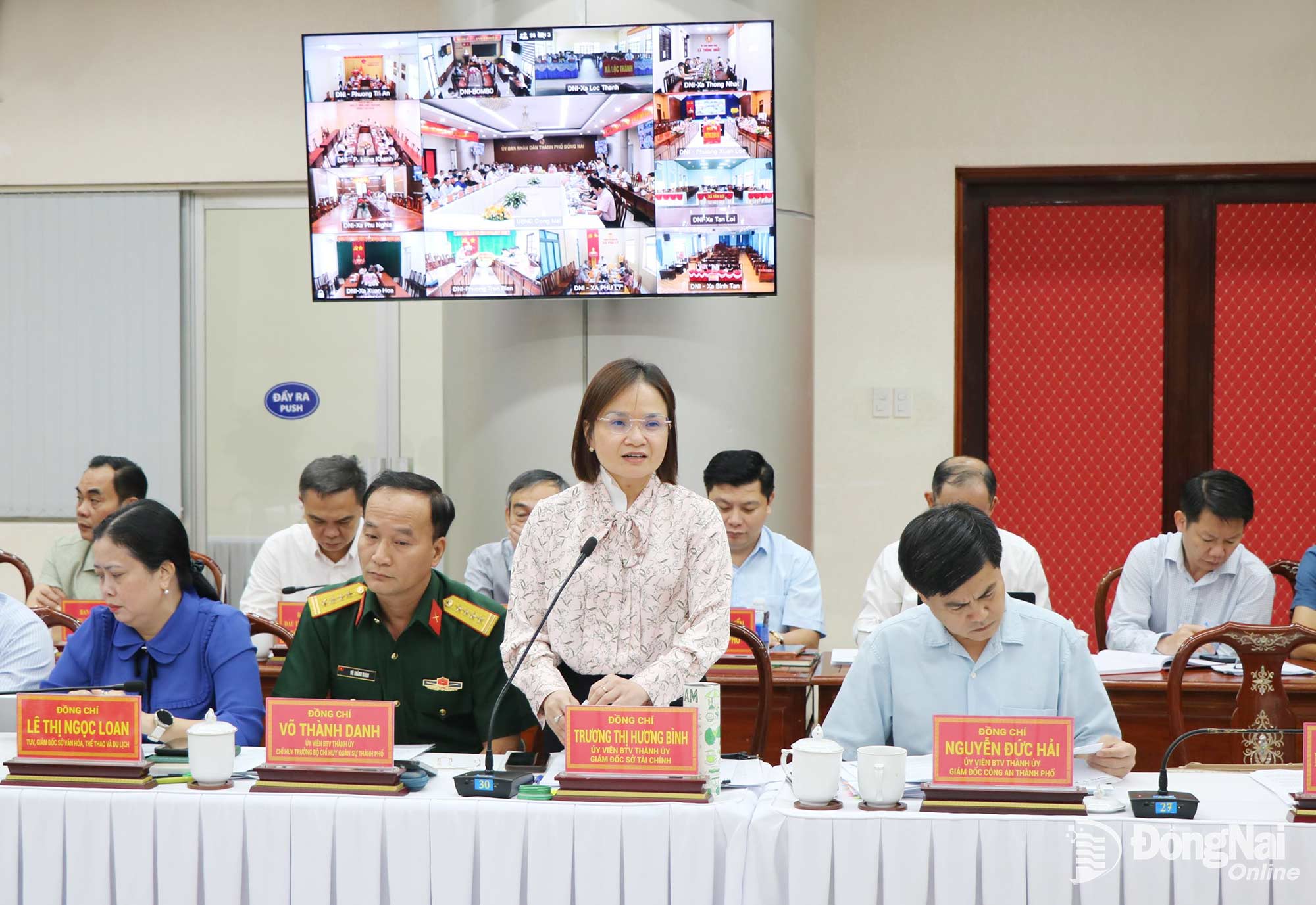 Truong Thi Huong Binh, Director of the Department of Finance, presents key socio-economic issues in the city over the first 9 months of 2026. Photo: Vuong The

