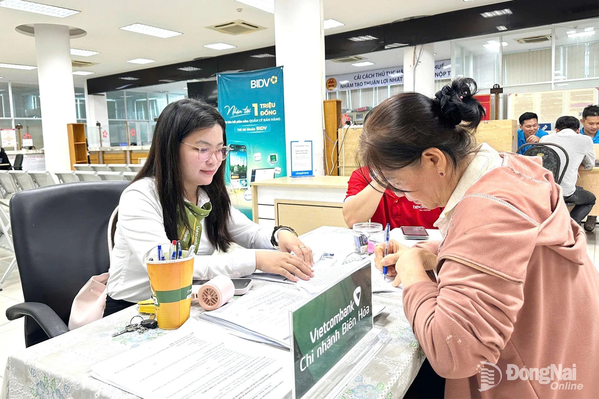 Banks assist taxpayers in opening accounts at Tax Office No. 3. Photo: Ngoc Lien

