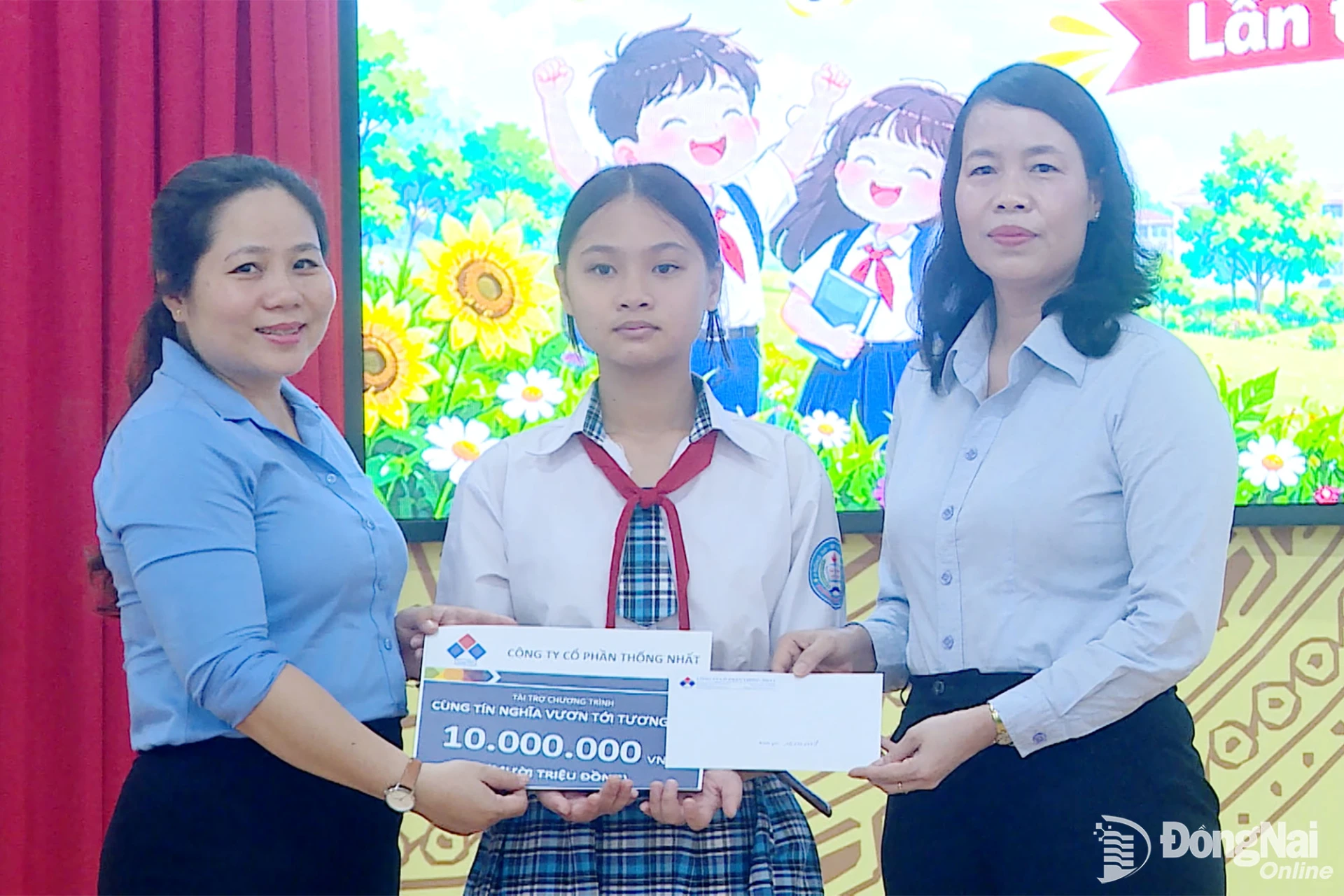 Bà Nguyễn Hồng Uyên, Phó Chủ tịch Công đoàn Công ty Cổ phần Thống Nhất và bà Trần Thị Hồng Thảo, Chủ tịch Ủy ban MTTQ Việt Nam phường Trảng Bom, trao học bổng trị giá 10 triệu đồng cho em Trần Ngọc Mai Thảo (lớp 9.5). Ảnh: Thu Hiền