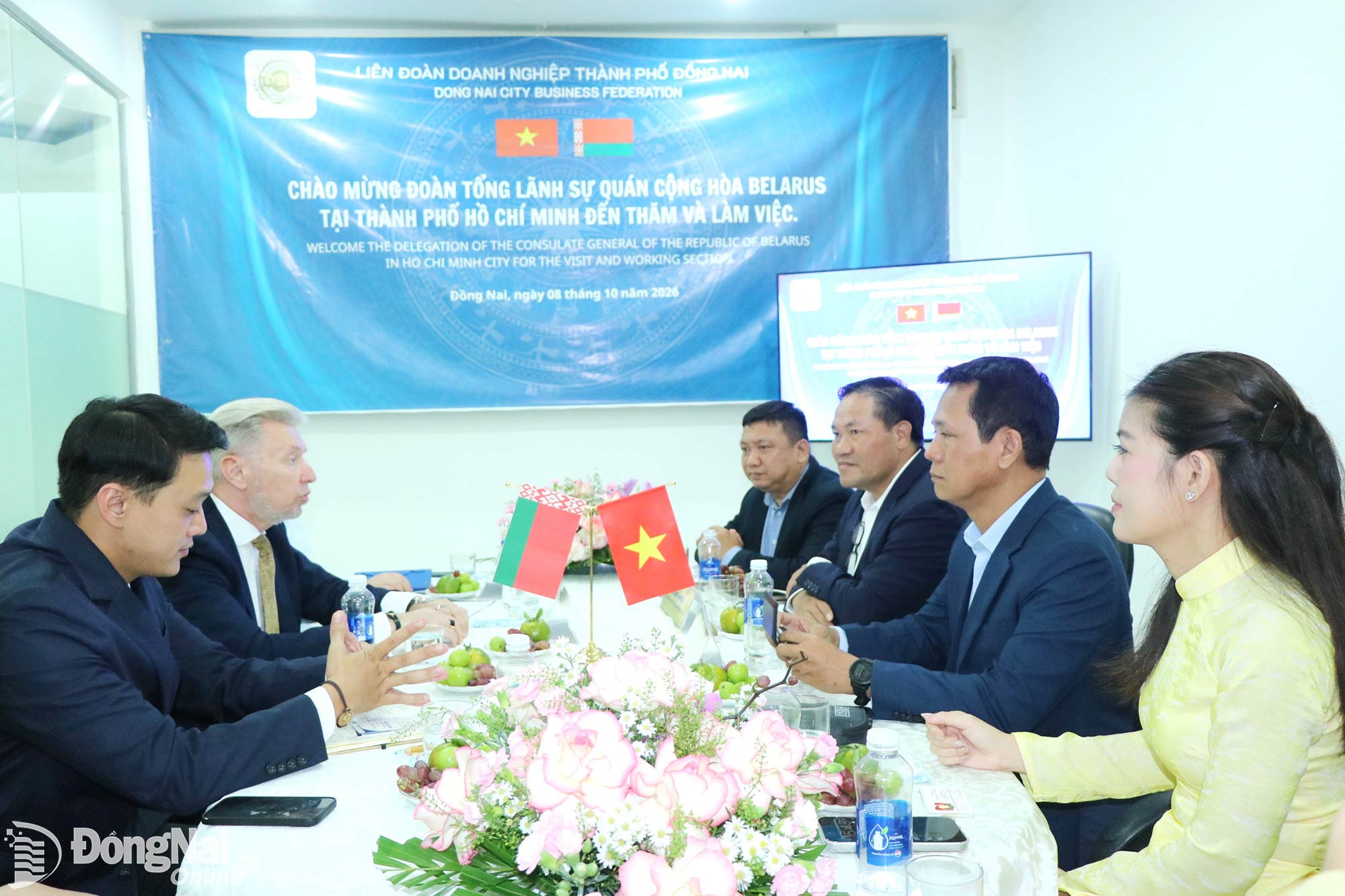 Tổng Lãnh sự Cộng hòa Belarus tại Thành phố Hồ Chí Minh Alexander Sidoruk trao đổi cùng Liên đoàn Doanh nghiệp Đồng Nai. Ảnh: Vương Thế