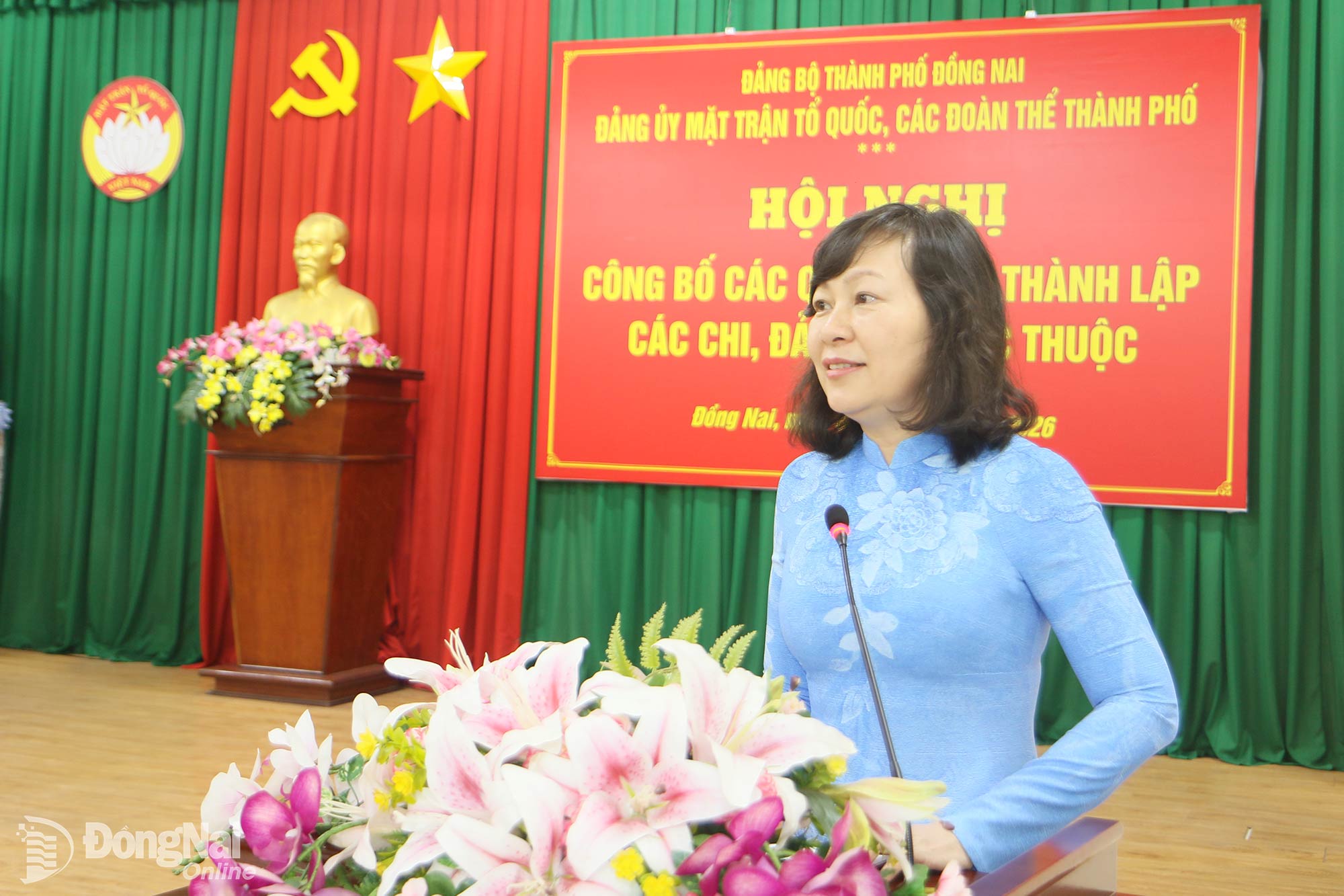 Phó Bí thư Thành ủy, Bí thư Đảng ủy MTTQ, các đoàn thể thành phố, Chủ tịch Ủy ban MTTQ Việt Nam thành phố Đồng Nai Huỳnh Thị Hằng phát biểu tại hội nghị. Ảnh: Văn Truyên