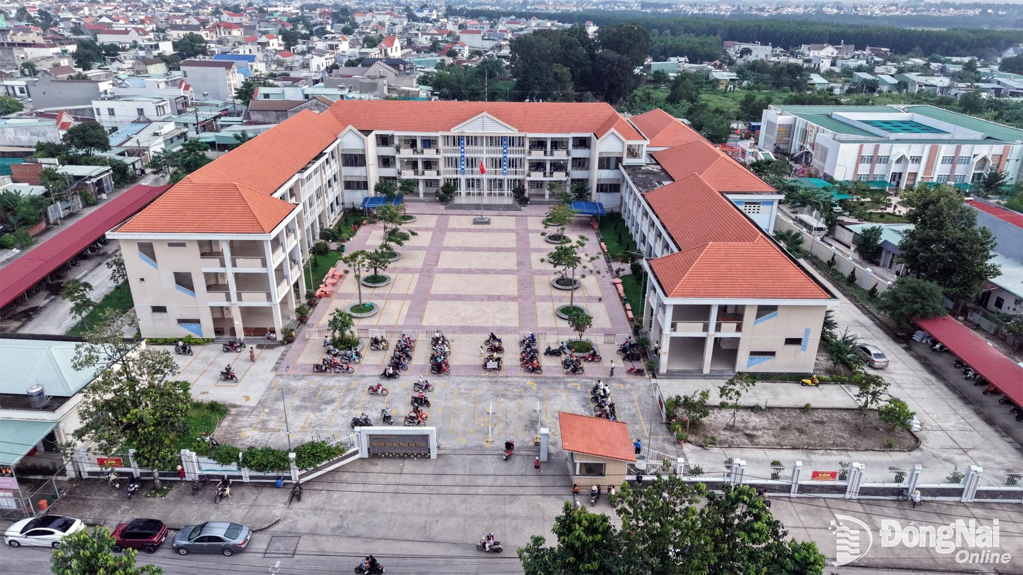Phan Chu Trinh Primary School, before dismissal, with parents allowed to enter the school grounds to pick up their children. Photo: Cong Nghia

