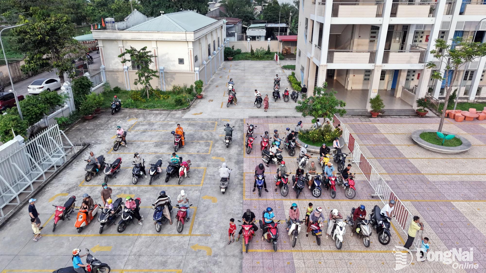 Parents line up neatly in the yellow-marked spaces, ready to pick up their children after school. Photo: Cong Nghia

