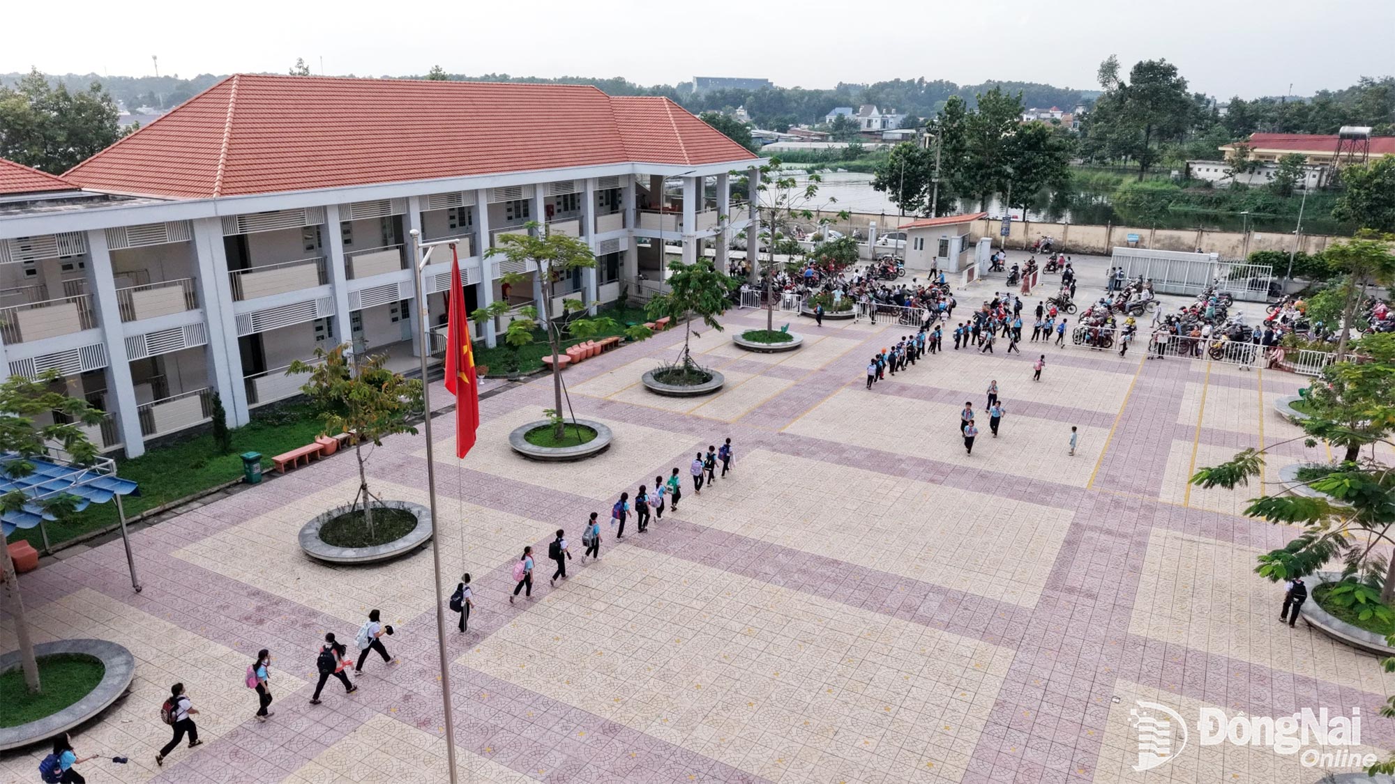 Students line up and proceed to the area at the front, where parents wait in an orderly manner to pick them up. Photo: Cong Nghia

